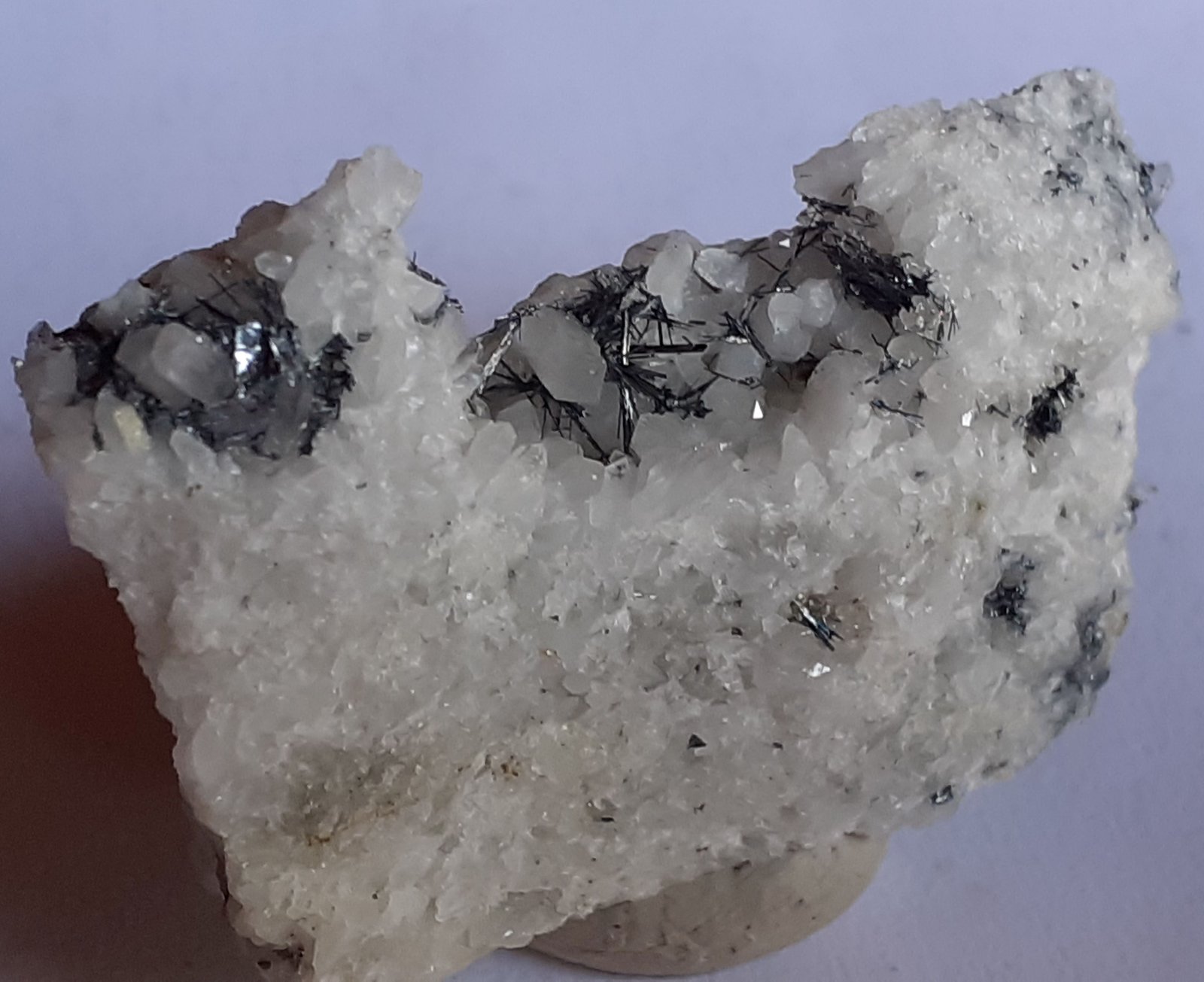 Stibnite, Quartz
3 x 2 cm
(Autor: Volkmar Stingl)
