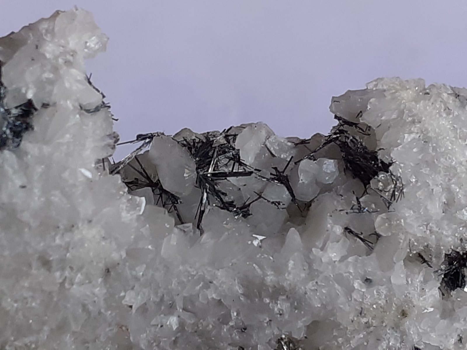 Stibnite, Quartz
3 x 2 cm
(Autor: Volkmar Stingl)