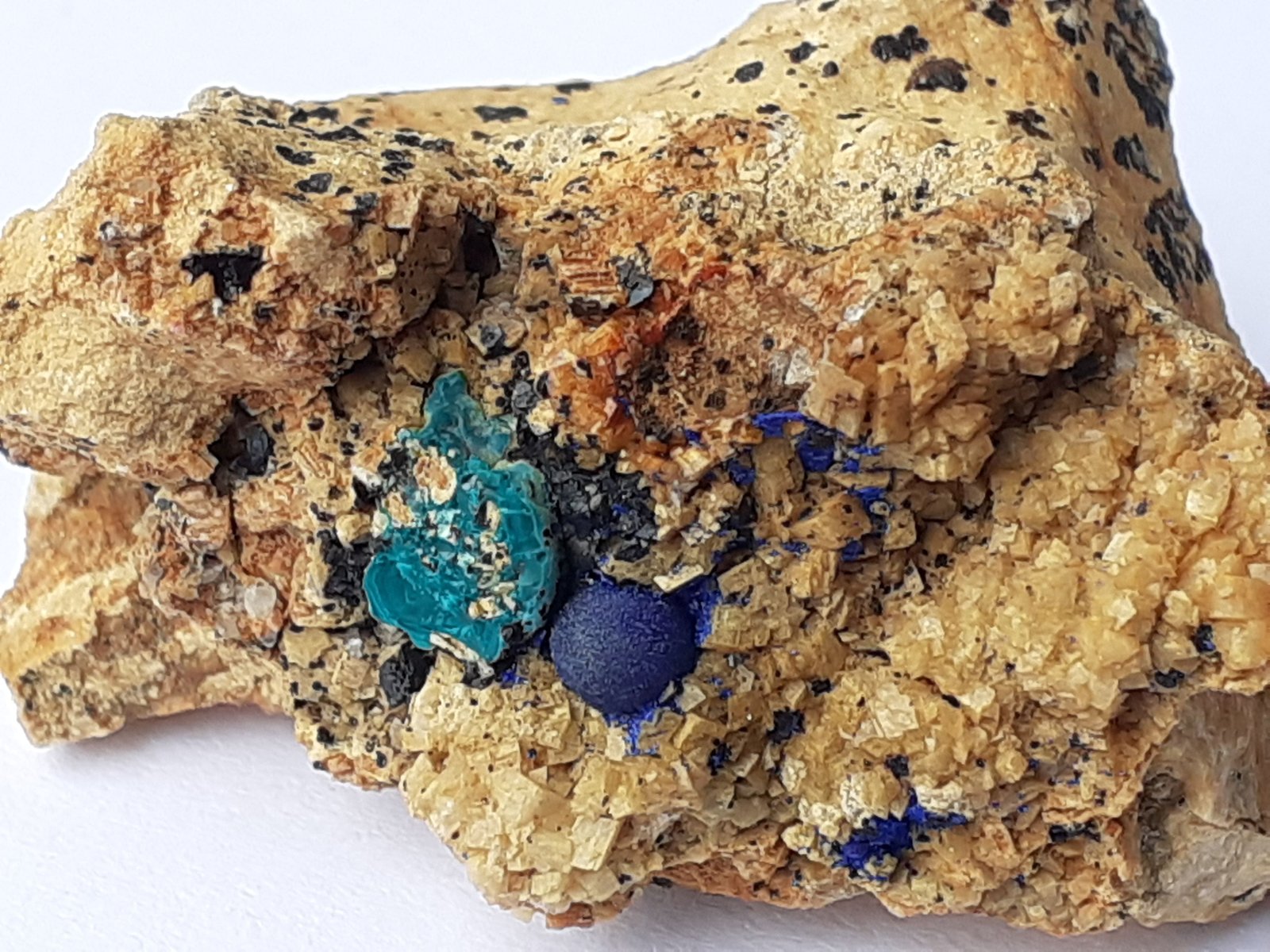 Azurite, Malachite, Dolomite
3 x 2,5 cm
(Autor: Volkmar Stingl)
