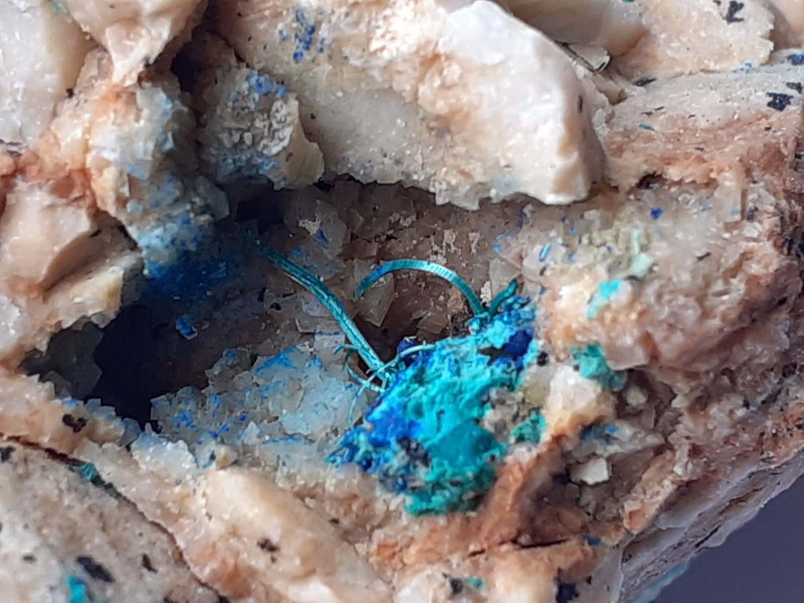 Azurite, Malachite, Dolomite
FoV 1,5 x 1 cm
(Autor: Volkmar Stingl)