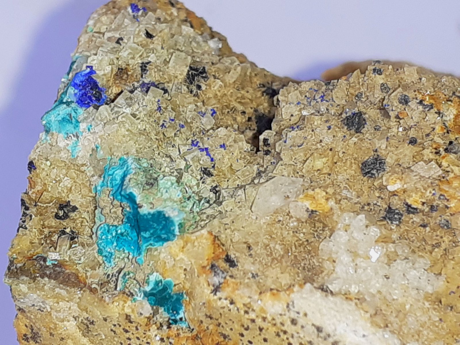 Azurite, Malachite, Quartz, Dolomite
FoV 3 x 2 cm
(Autor: Volkmar Stingl)