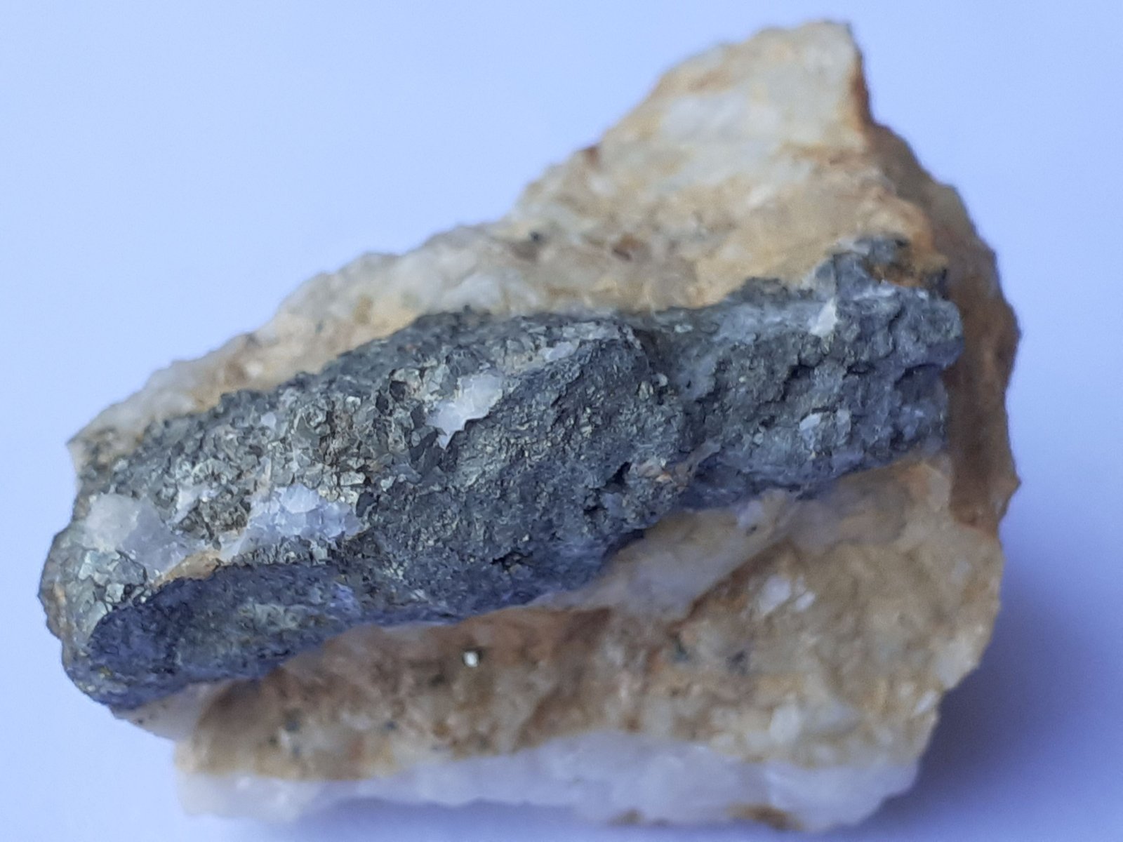 Löllingite
3,5 x 2 cm
(Autor: Volkmar Stingl)