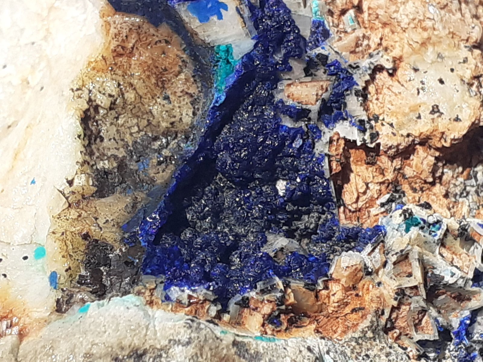 Azurite, Malachite, Dolomite ps. Siderite
8,5 x 6 cm
(Autor: Volkmar Stingl)