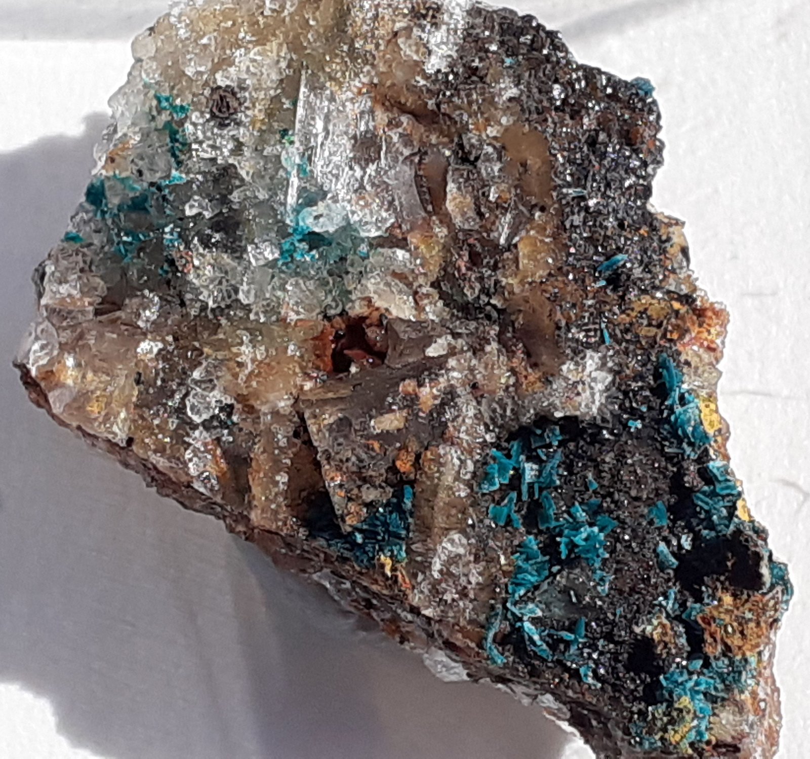Brochantite, Fluorite
2 x 1,5 cm
(Autor: Volkmar Stingl)