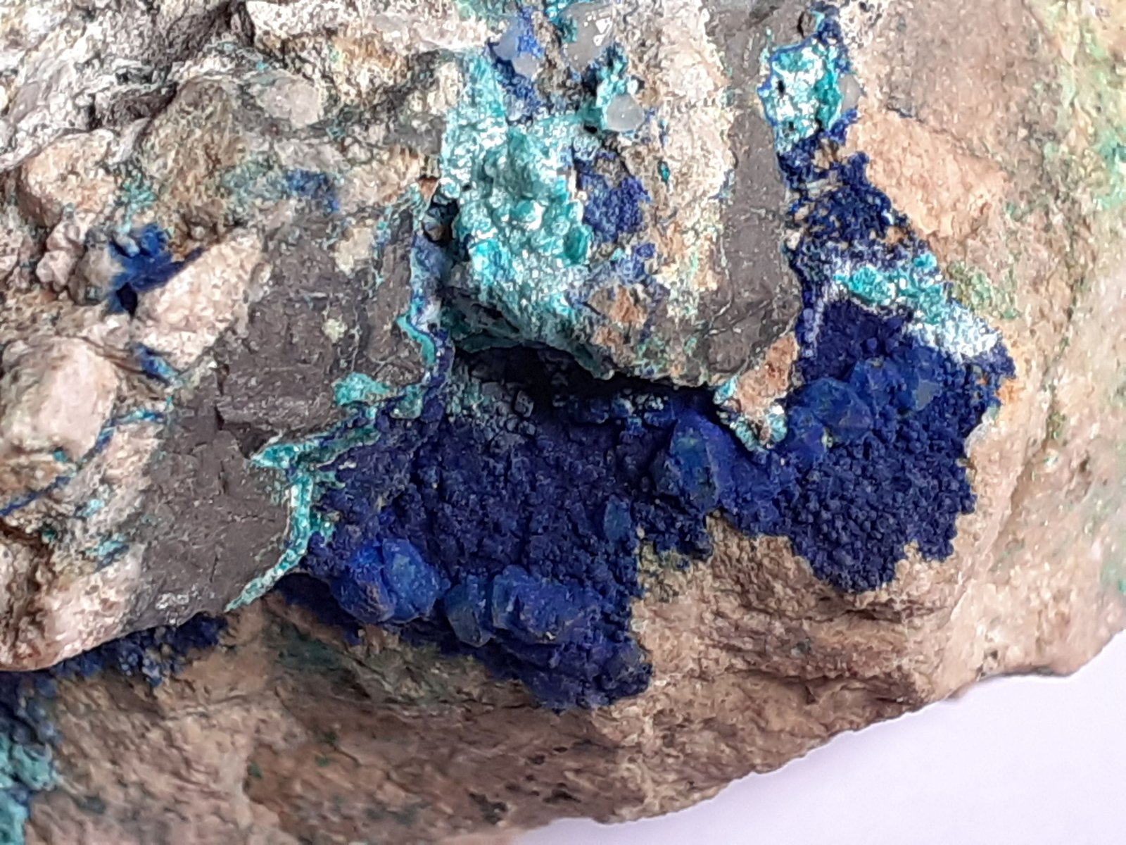 Azurite, Malachite, Tirolite, Quartz, Dolomite
6 x 4,5 cm
(Autor: Volkmar Stingl)