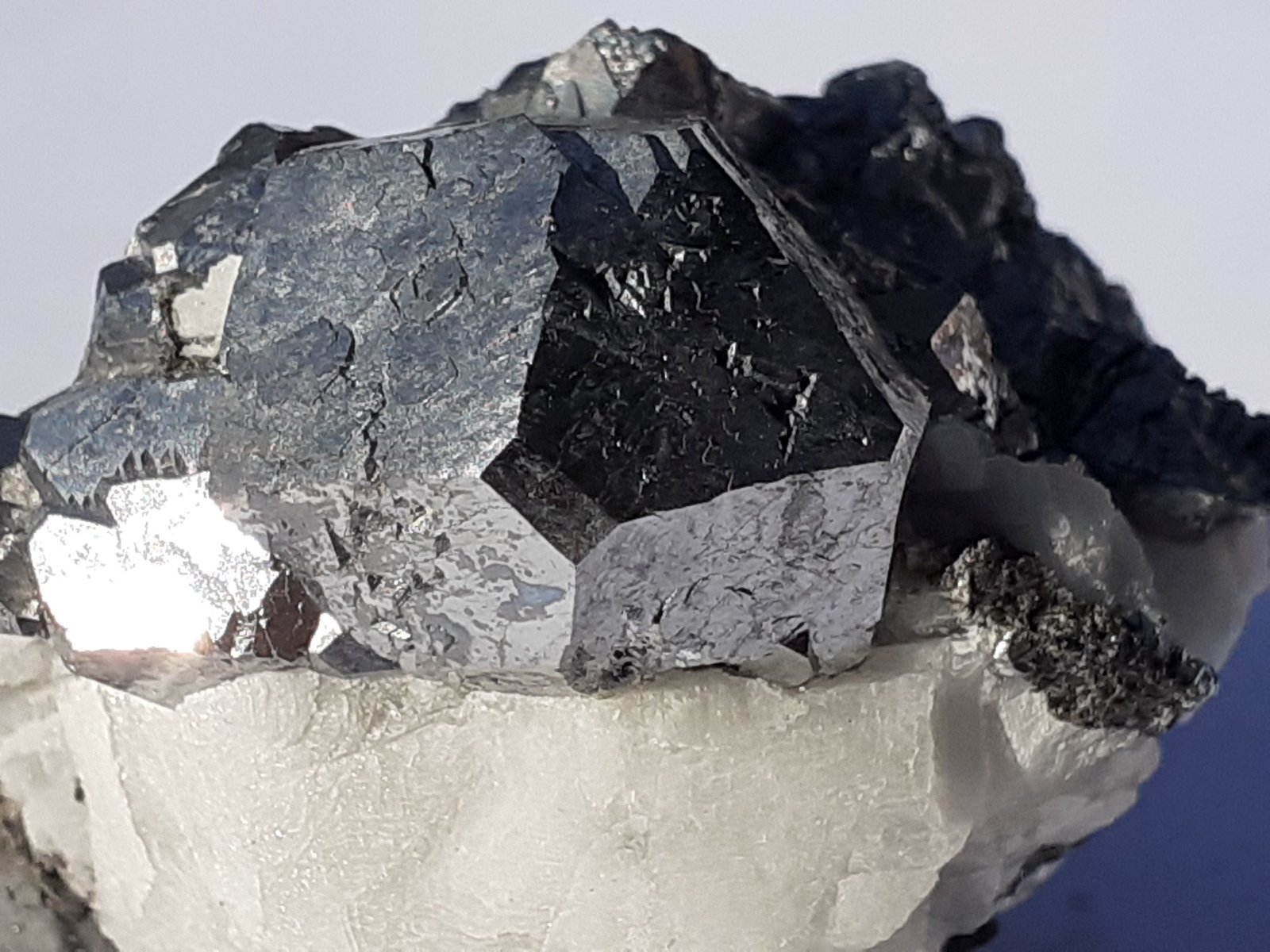 Skutterudite
4,5 x 3,5 cm
(Autor: Volkmar Stingl)
