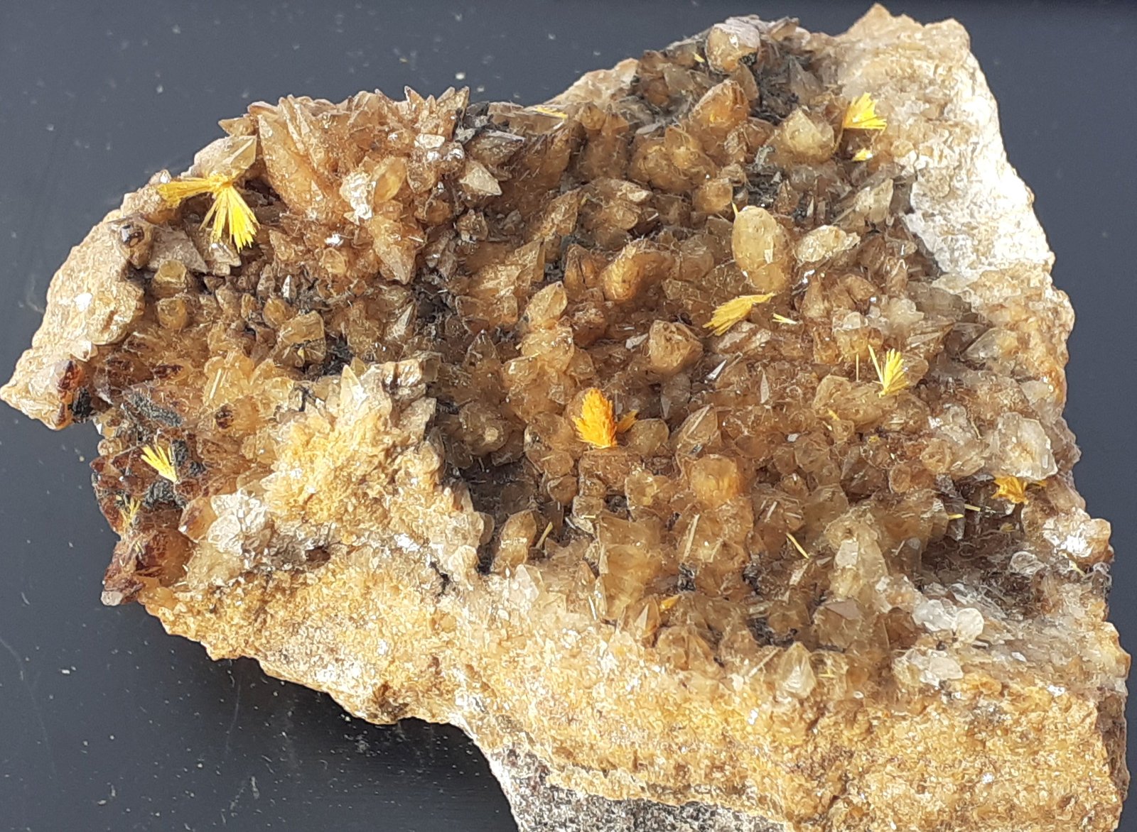 Boltwoodite, Calcite
6 x 5 cm
(Autor: Volkmar Stingl)
