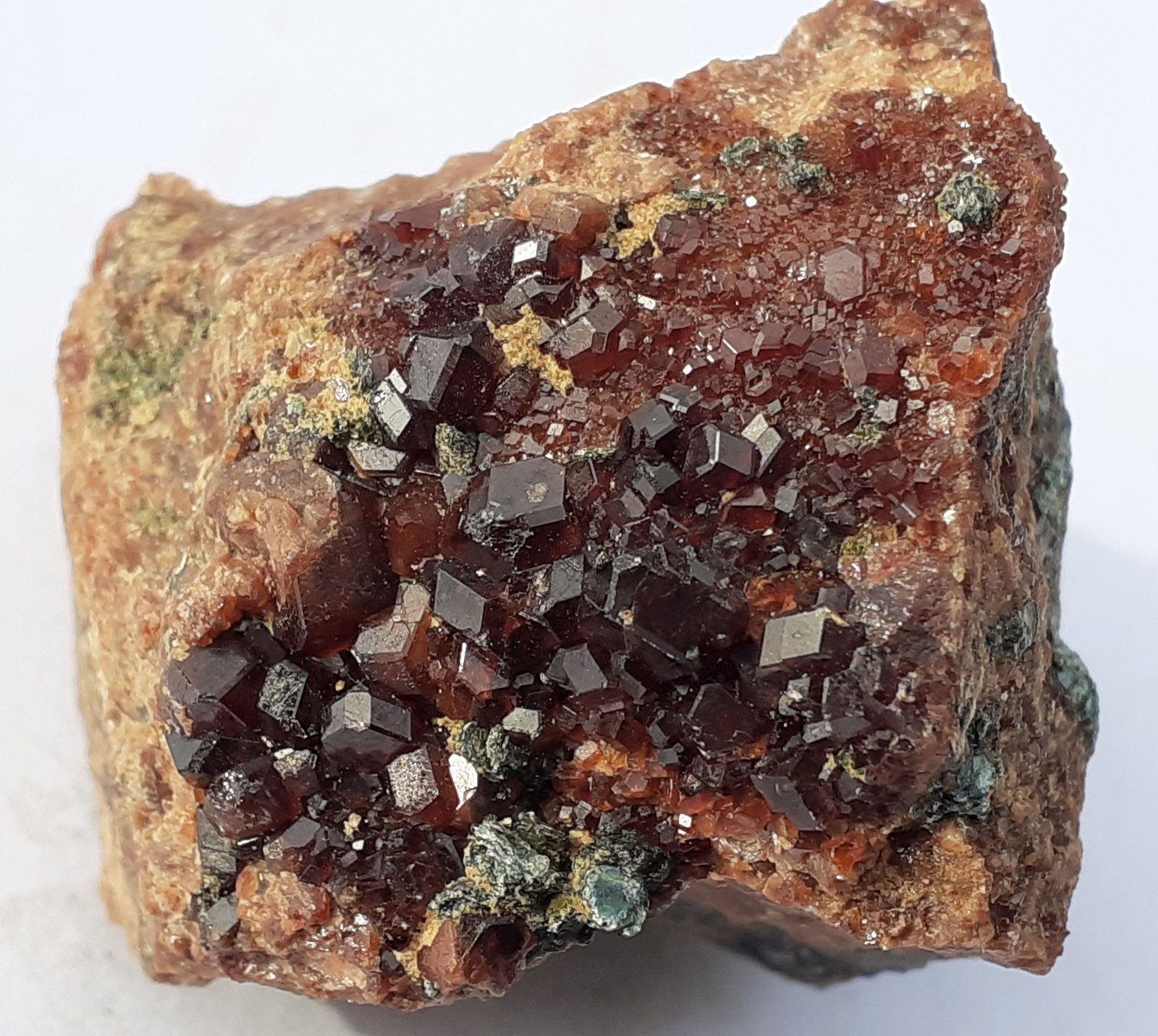 Grossular Garnet (variety Hessonite), Clinochlore
3 x 3 cm
(Autor: Volkmar Stingl)