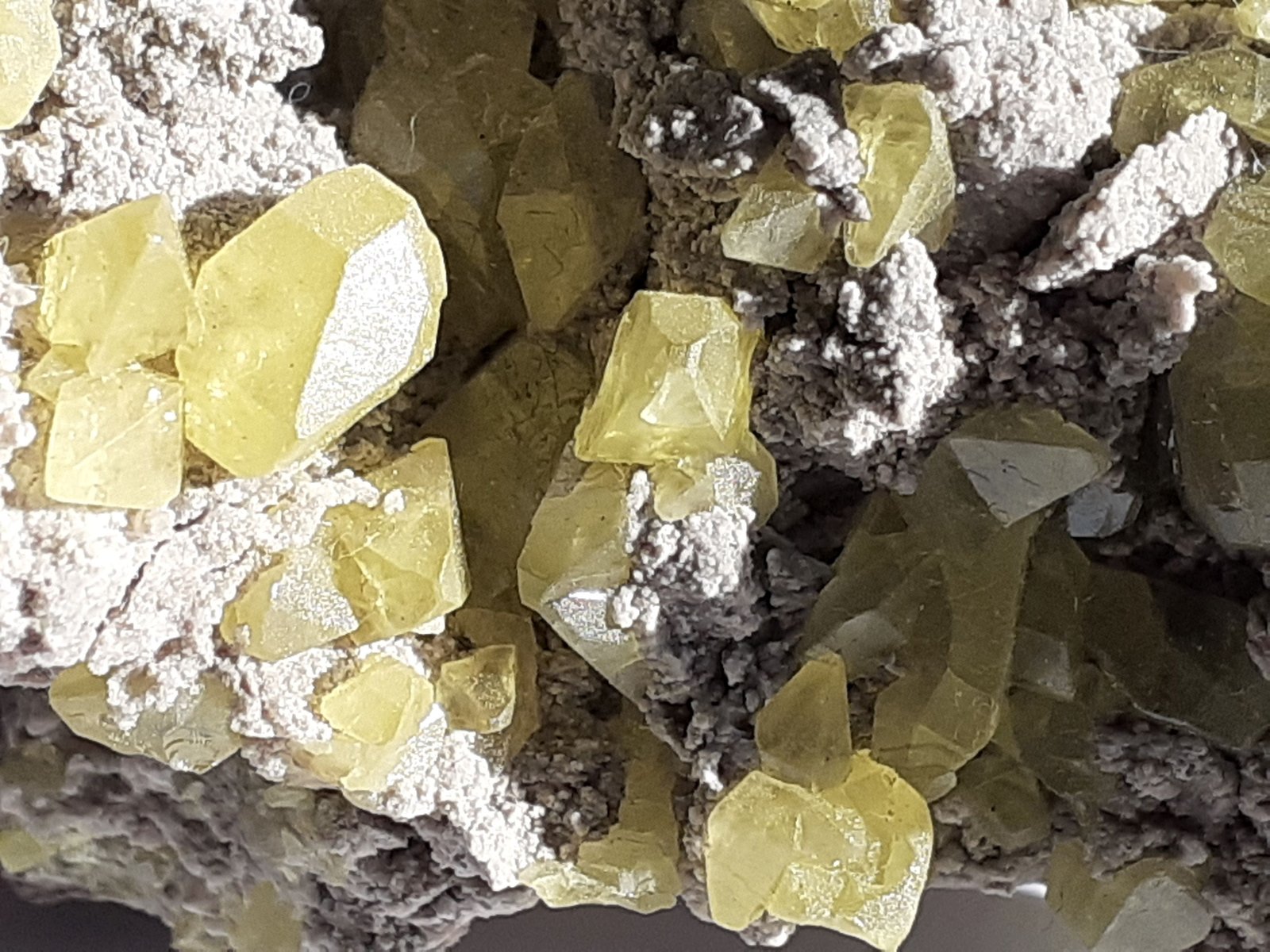 Sulfur
6 x 4 cm
(Autor: Volkmar Stingl)