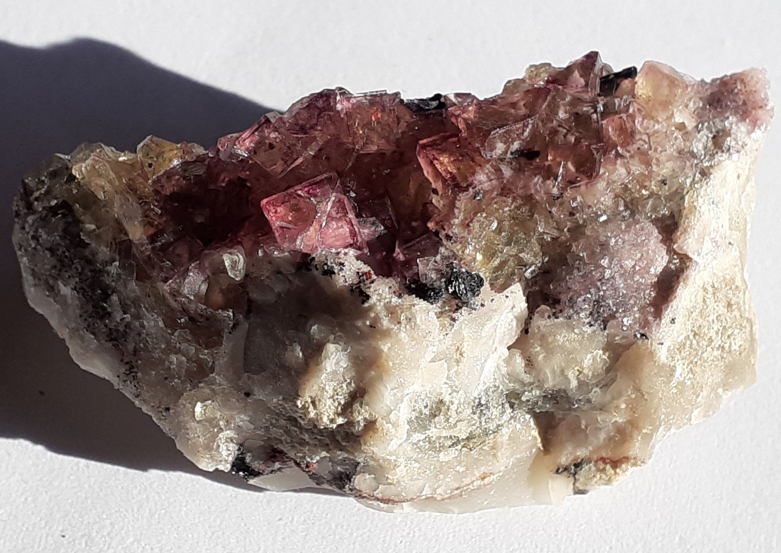 Fluorite, Hematite
4,5 x 2 cm
(Autor: Volkmar Stingl)
