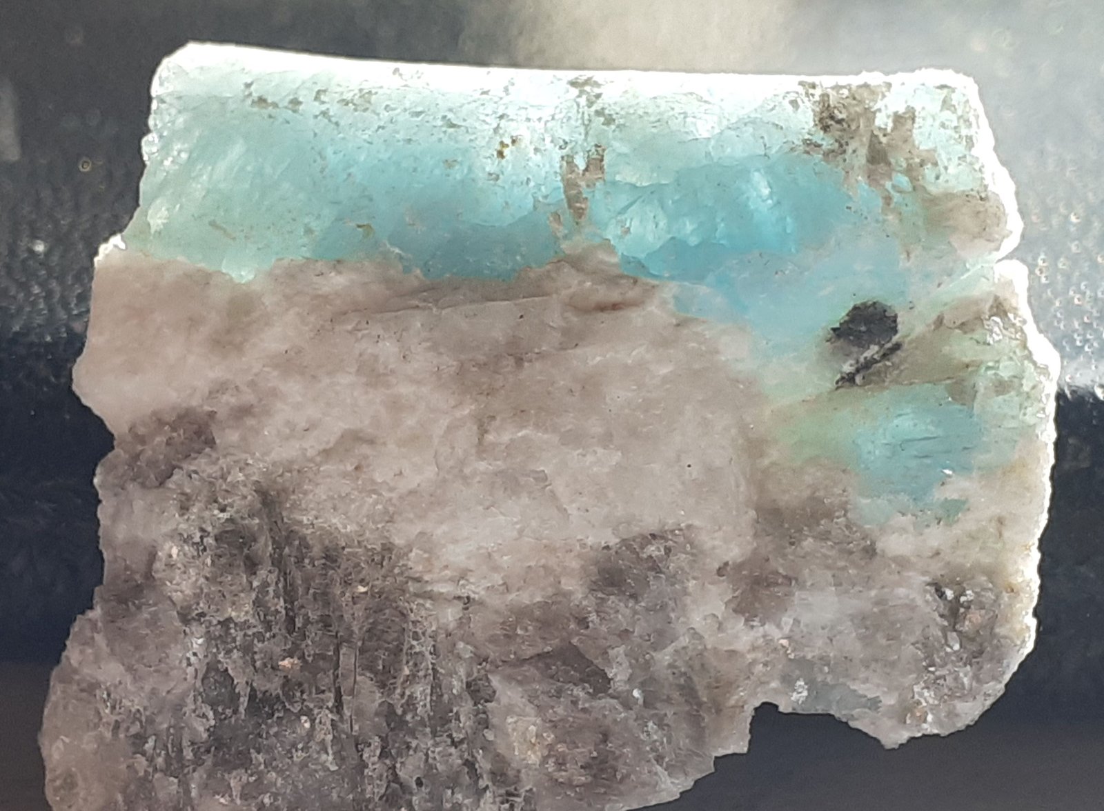 Beryl (variety aquamarine)
3 x 2,5 cm
(Autor: Volkmar Stingl)