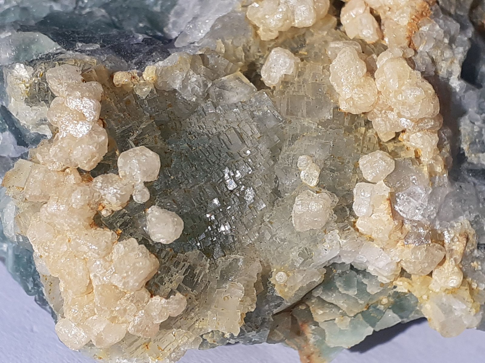 Dolomite on Fluorite
FoV ca. 1,5 x 2 cm
(Autor: Volkmar Stingl)