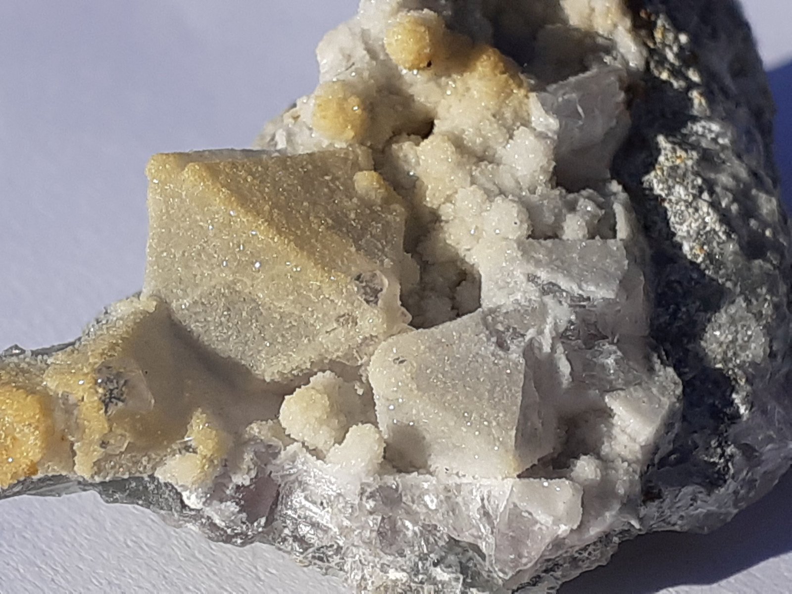Quartz on Fluorite
4 x 2,5 cm
(Autor: Volkmar Stingl)