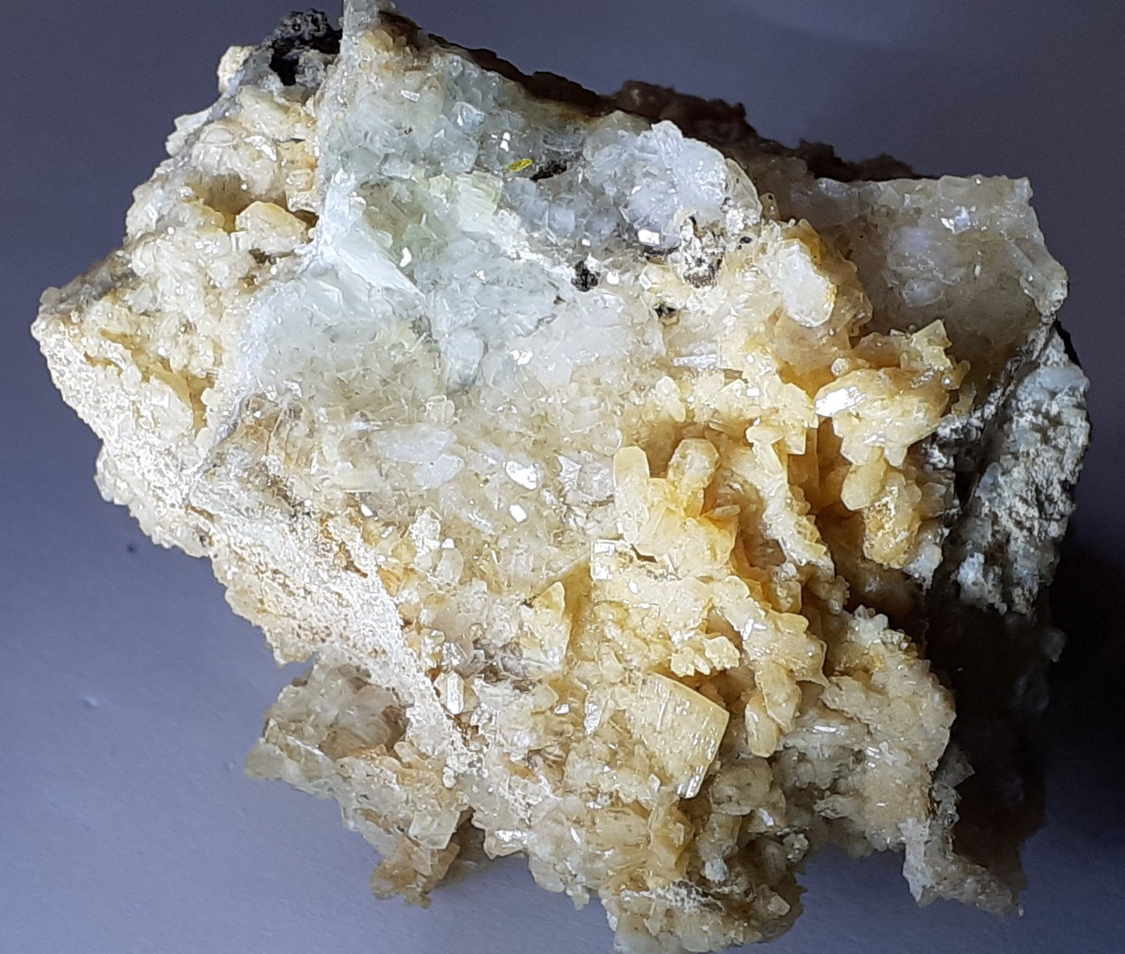 Hemimorphite, Dolomite
4 x 3,5 cm
(Autor: Volkmar Stingl)