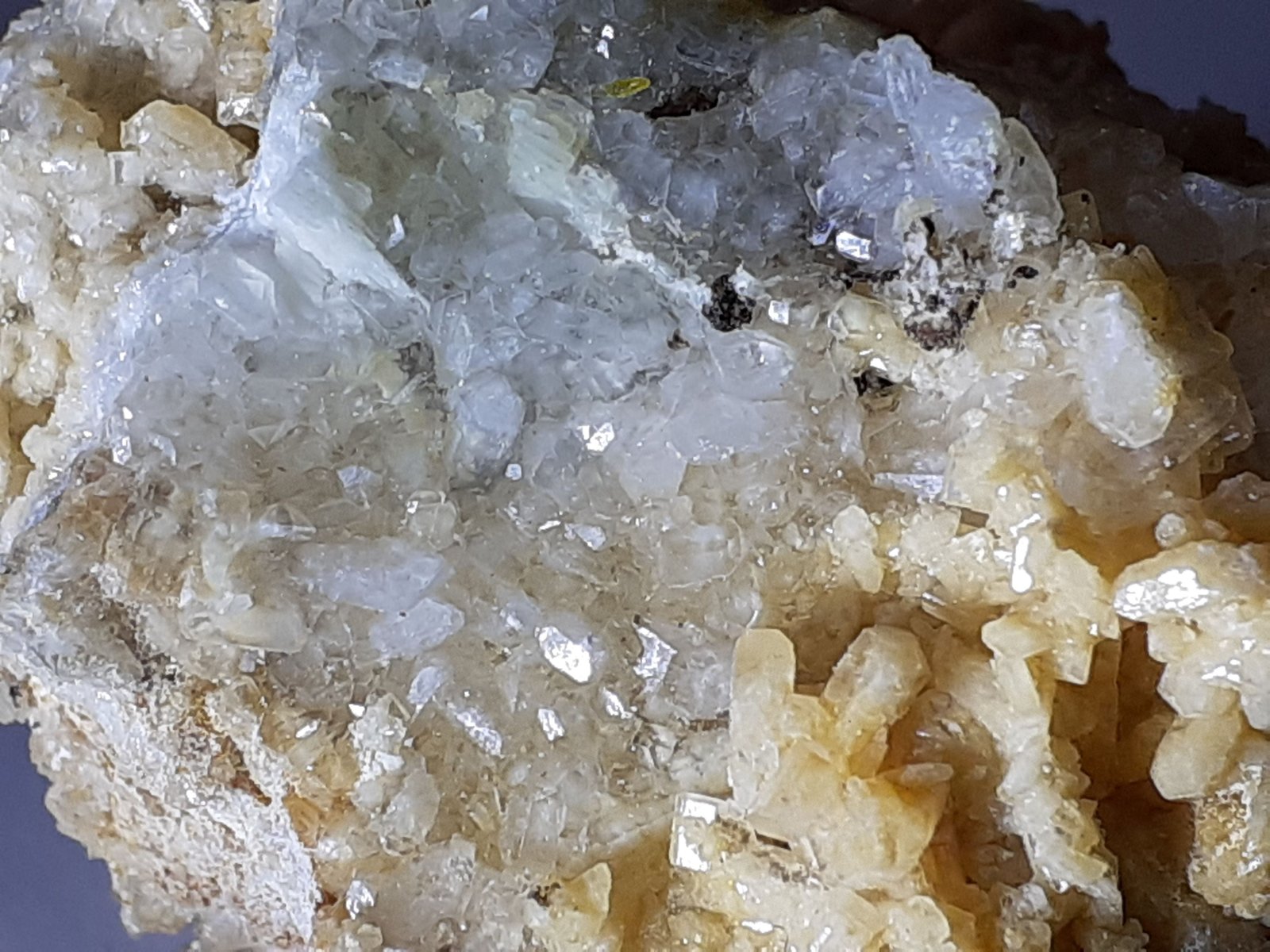 Hemimorphite, Dolomite
4 x 3,5 cm
(Autor: Volkmar Stingl)
