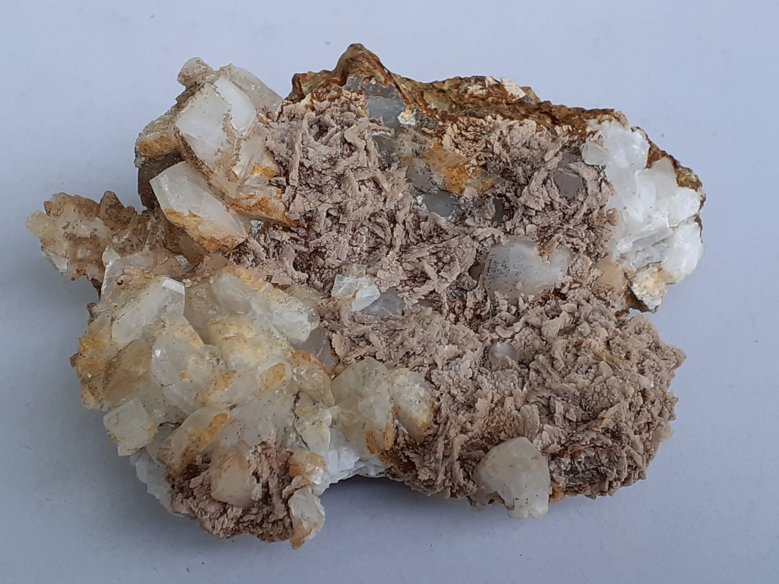 Albite, Siderite, Calcite
8 x 7 cm
(Autor: Volkmar Stingl)