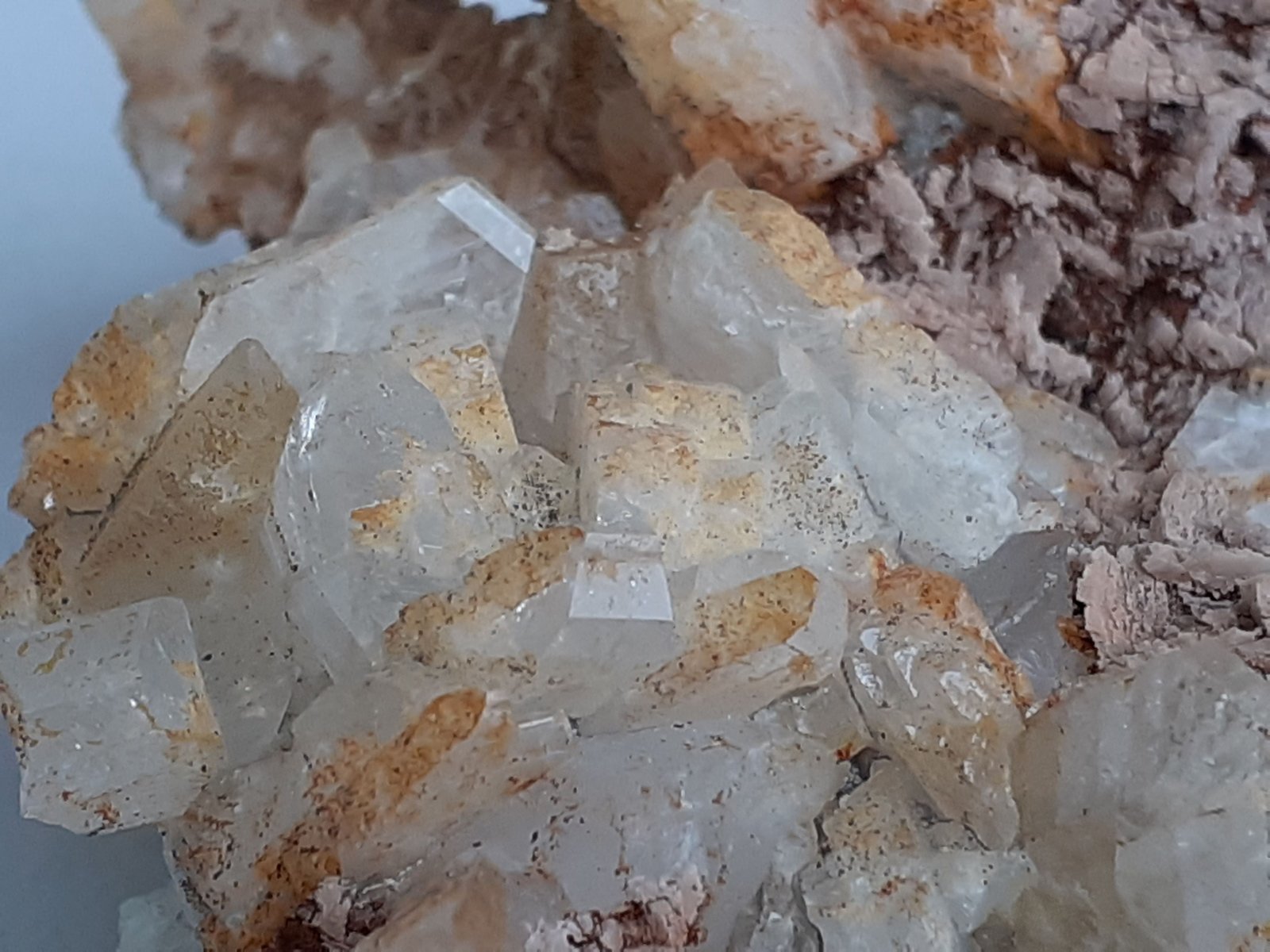Albite, Siderite, Calcite
8 x 7 cm
(Autor: Volkmar Stingl)