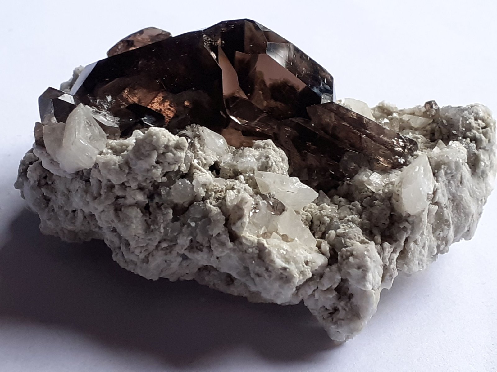 Quartz (variety smoky quartz), Orthoclase (variety adularia)
6 x 4 cm
(Autor: Volkmar Stingl)