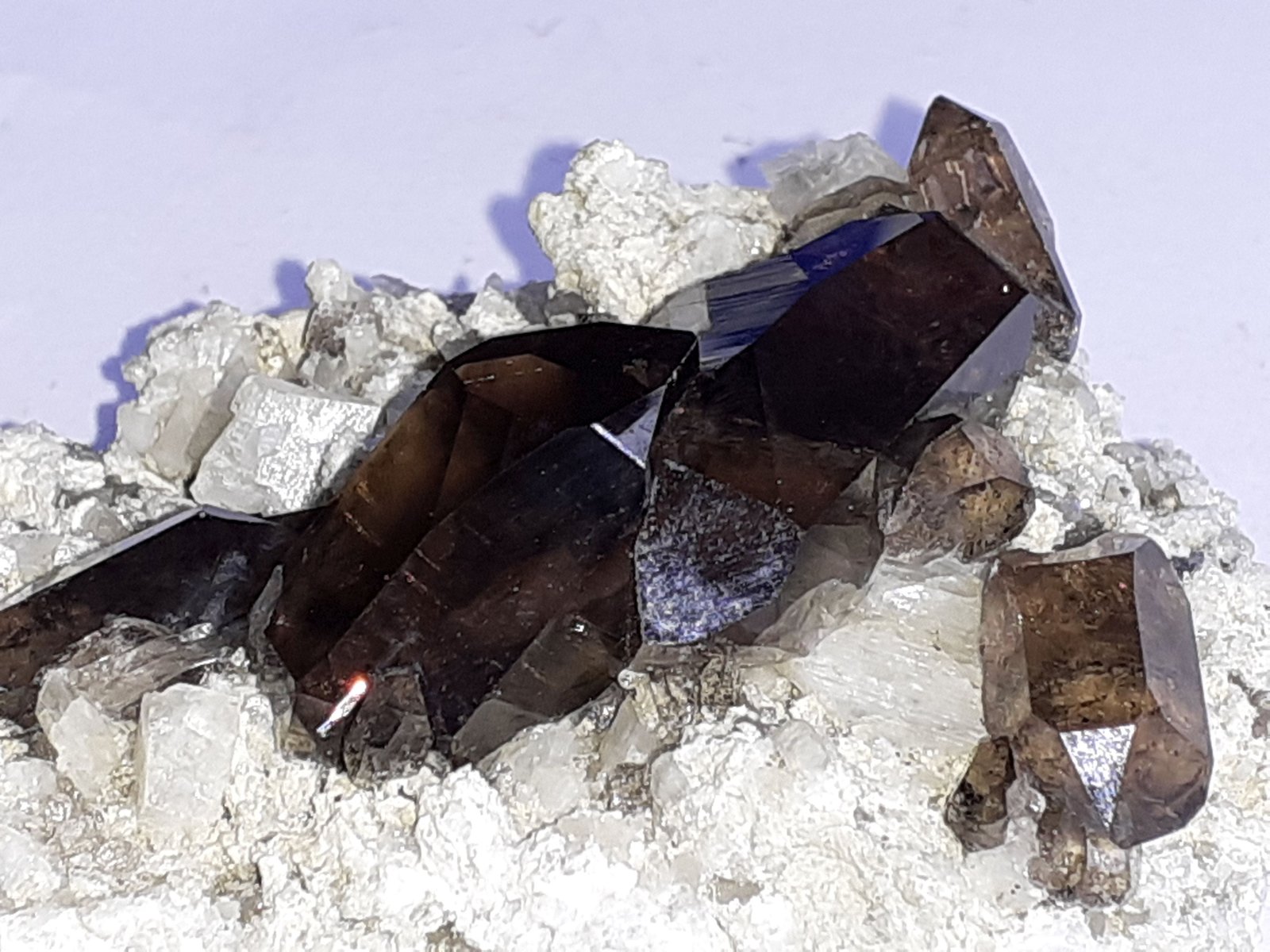 Quartz (variety smoky quartz), Orthoclase (variety adularia)
6 x 4 cm
(Autor: Volkmar Stingl)