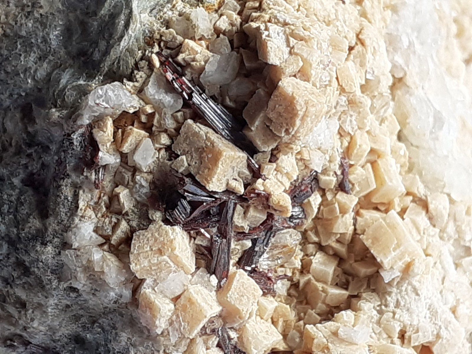 Rutile, Dolomite
5,5 x 5 cm
(Autor: Volkmar Stingl)