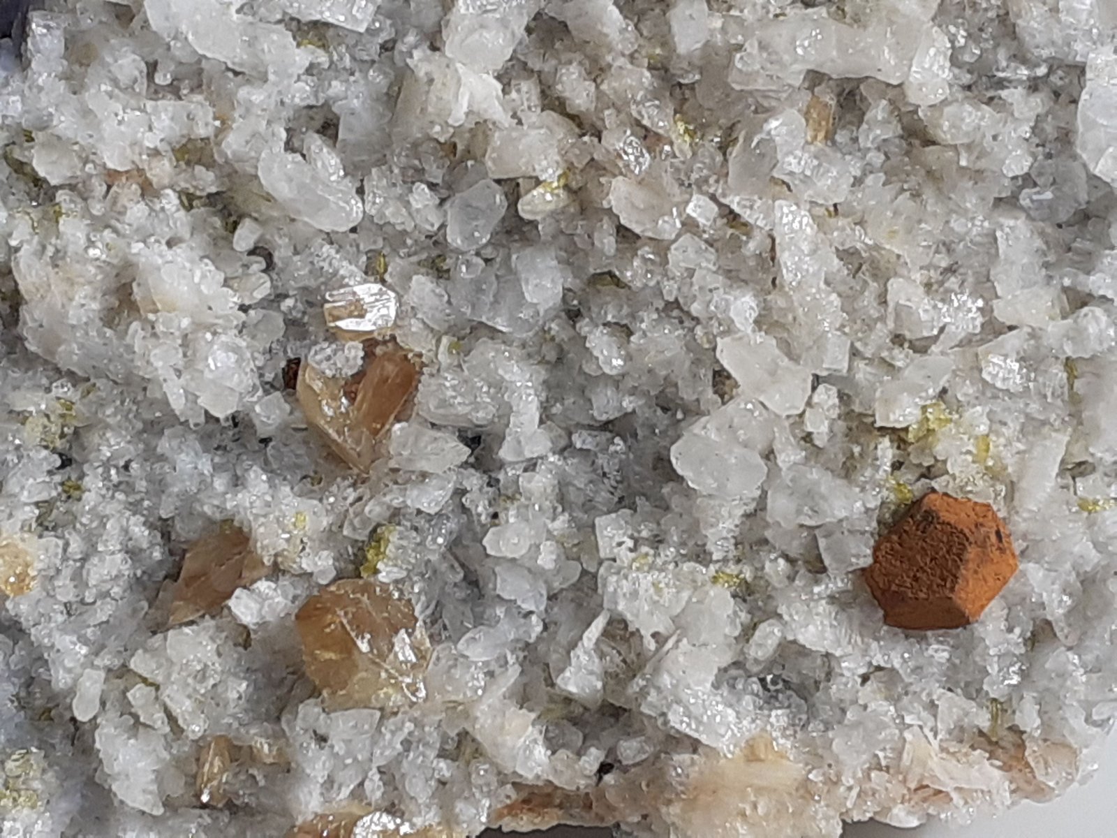 Goethite, Titanite, Albite
4 x 3,5 cm
(Autor: Volkmar Stingl)