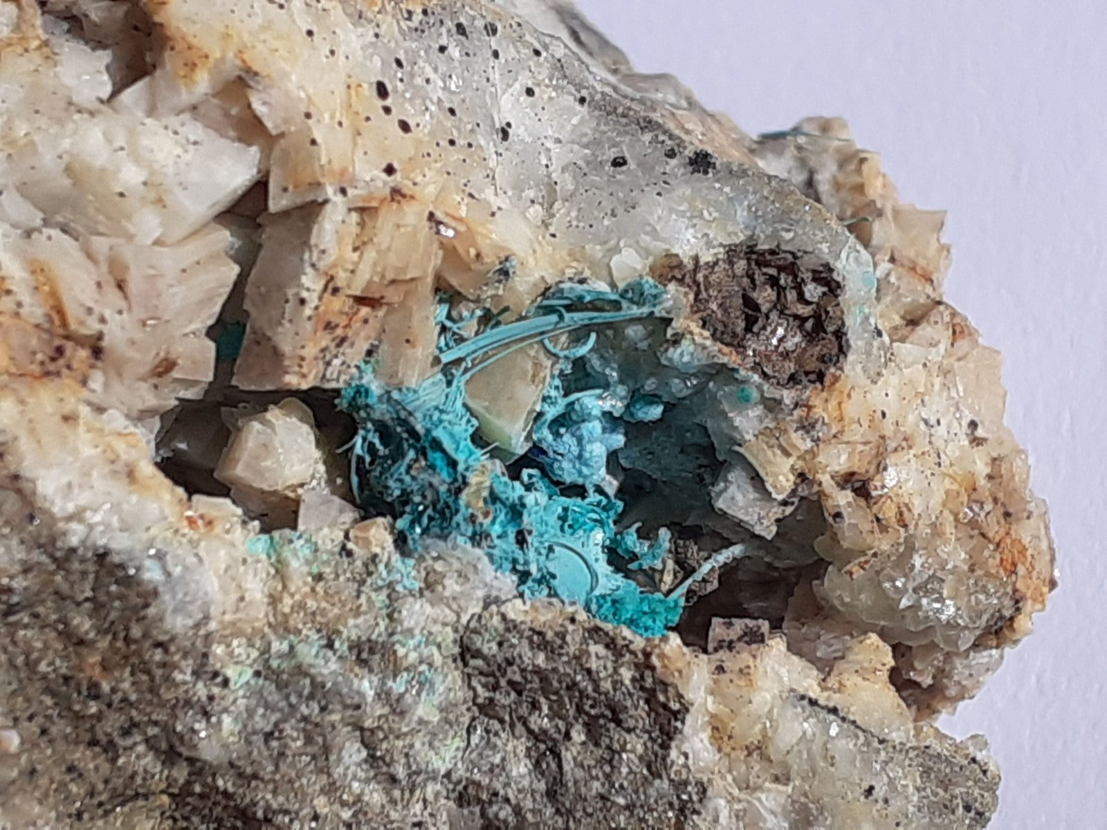 Malachite, Dolomite, Calcite
FoV ca. 3 x 2 cm
(Autor: Volkmar Stingl)