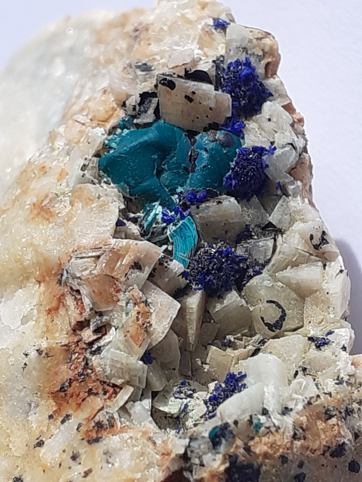 Azurite, Malachite, Dolomite
FoV ca. 3 x 2 cm
(Autor: Volkmar Stingl)