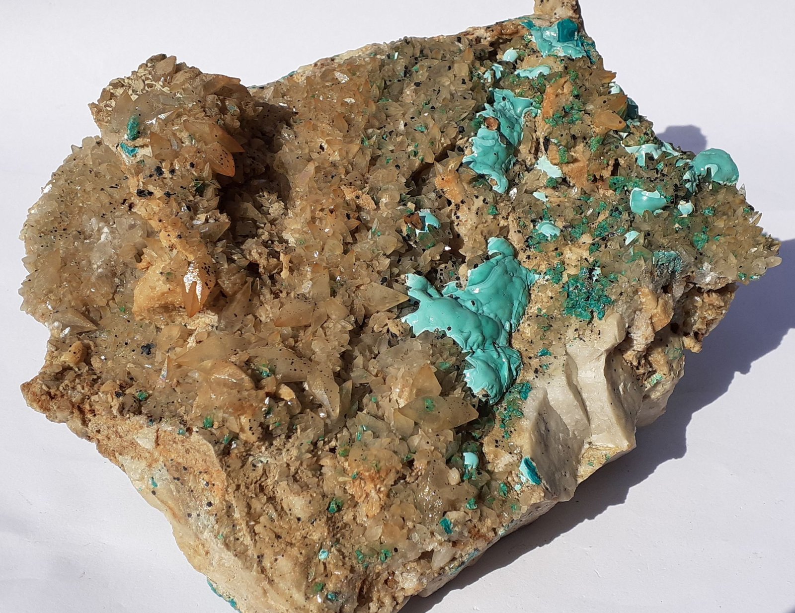 Malachite, Chrysocolla, Calcite
16 x 15 cm
(Autor: Volkmar Stingl)