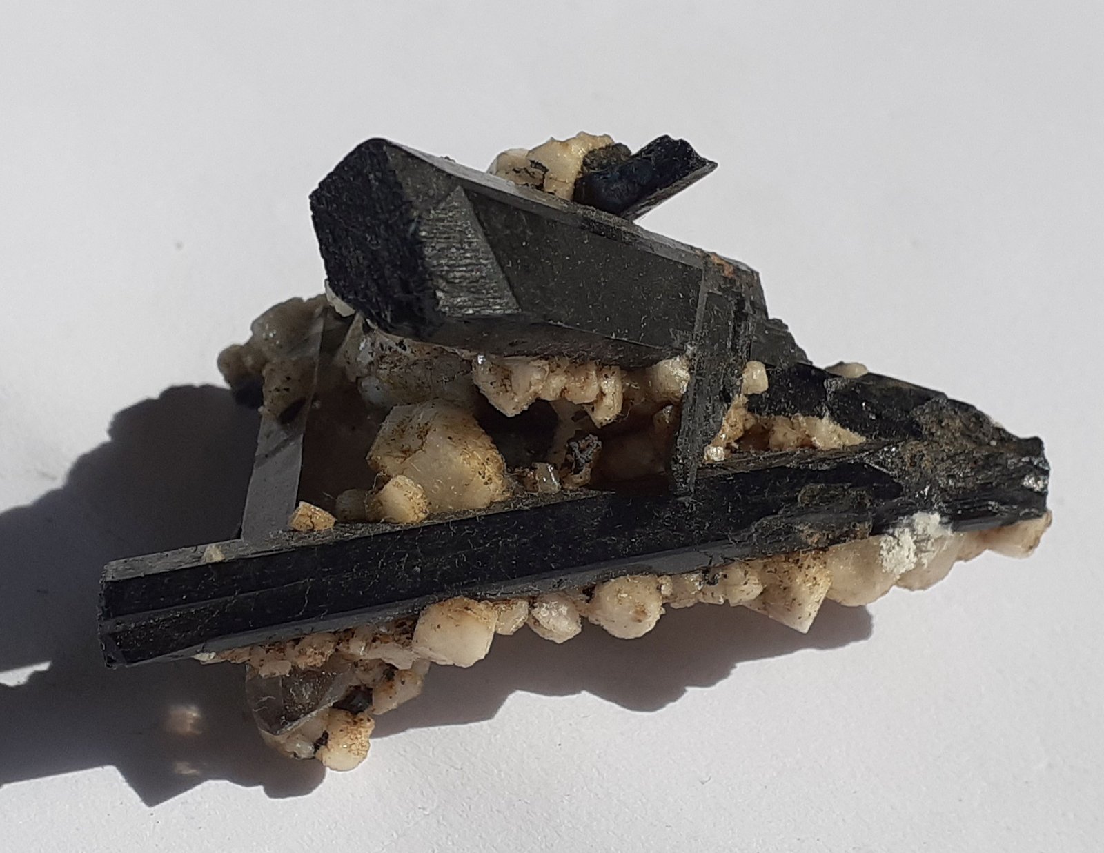 Aegirine, Orthoclase
4,5 x 3 cm
(Autor: Volkmar Stingl)