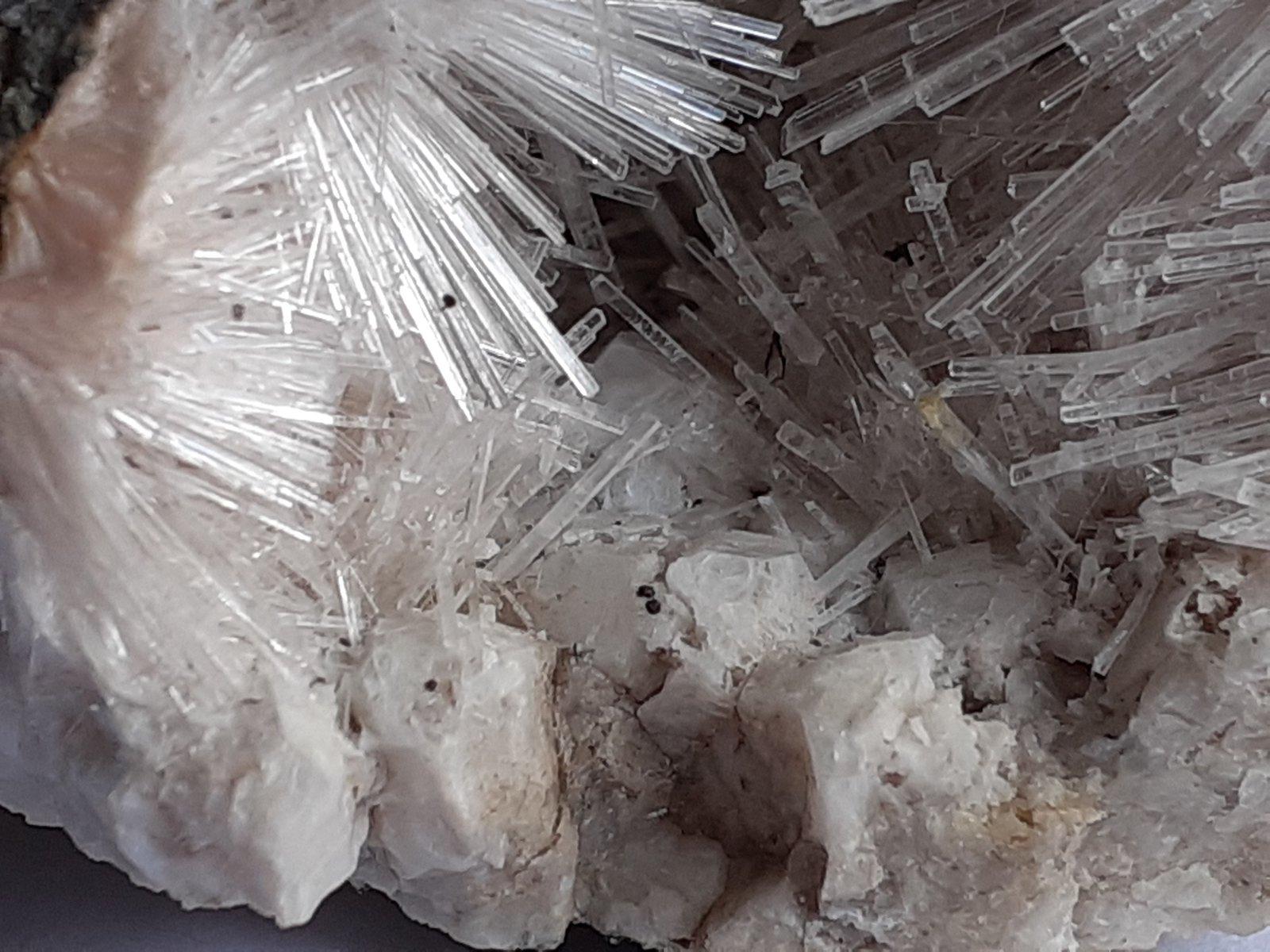 Natrolite, Analcime
5,5 x 4,5 cm
(Autor: Volkmar Stingl)
