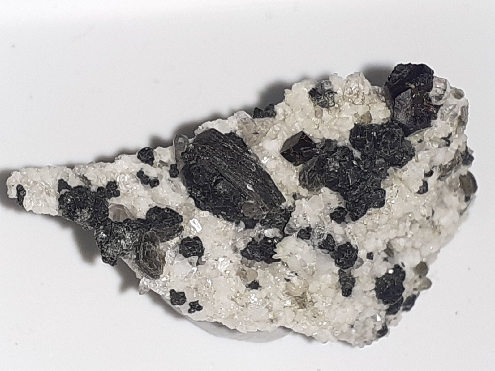 Cafarsite, Quartz, Muscovite,  Clinochlore (variety ripidolite)
2,5 x 1,5 cm
(Autor: Volkmar Stingl)