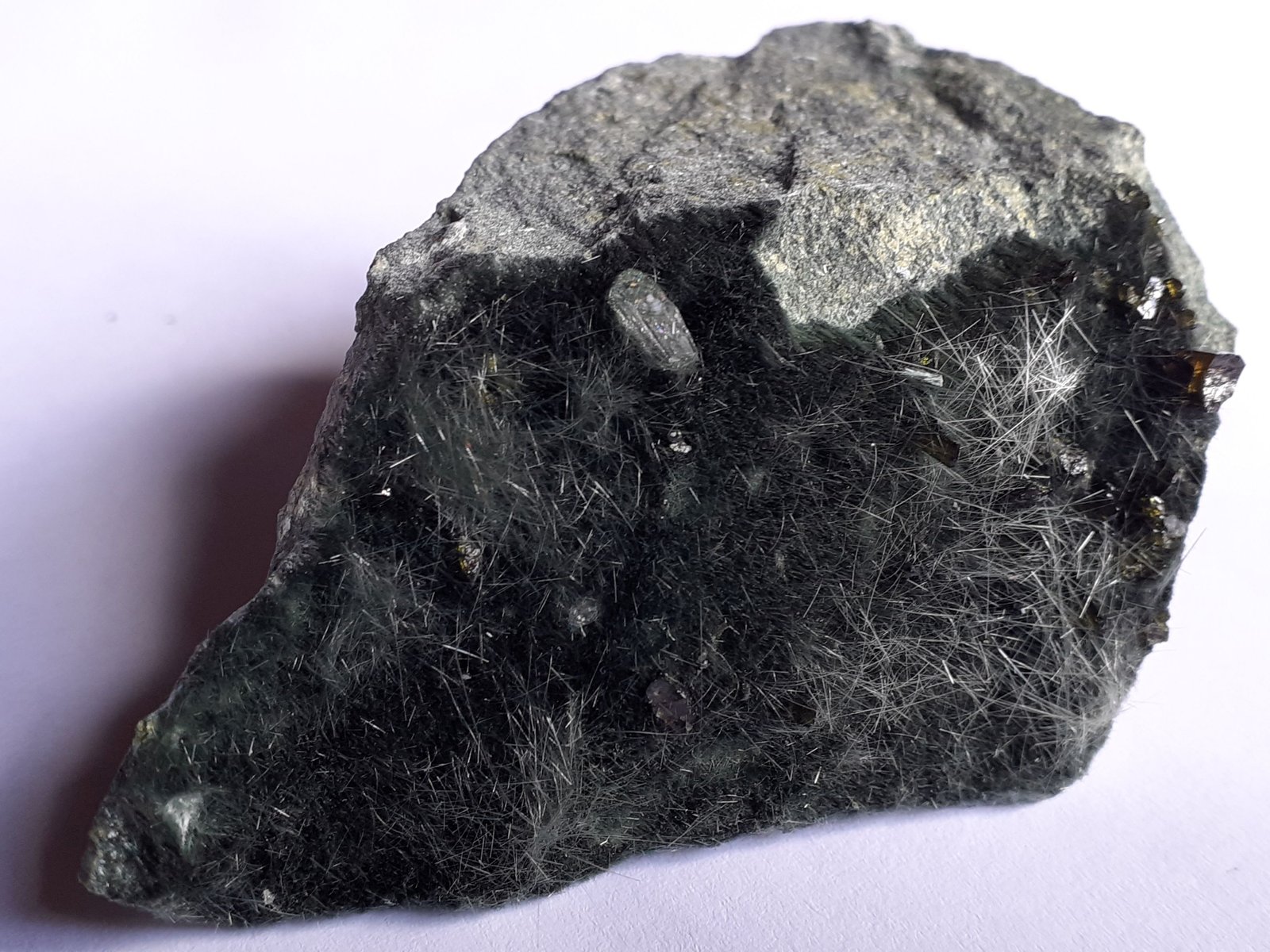 Apatite, Actinolite (variety byssolite), Epidote
6,5 x 3 cm
(Autor: Volkmar Stingl)