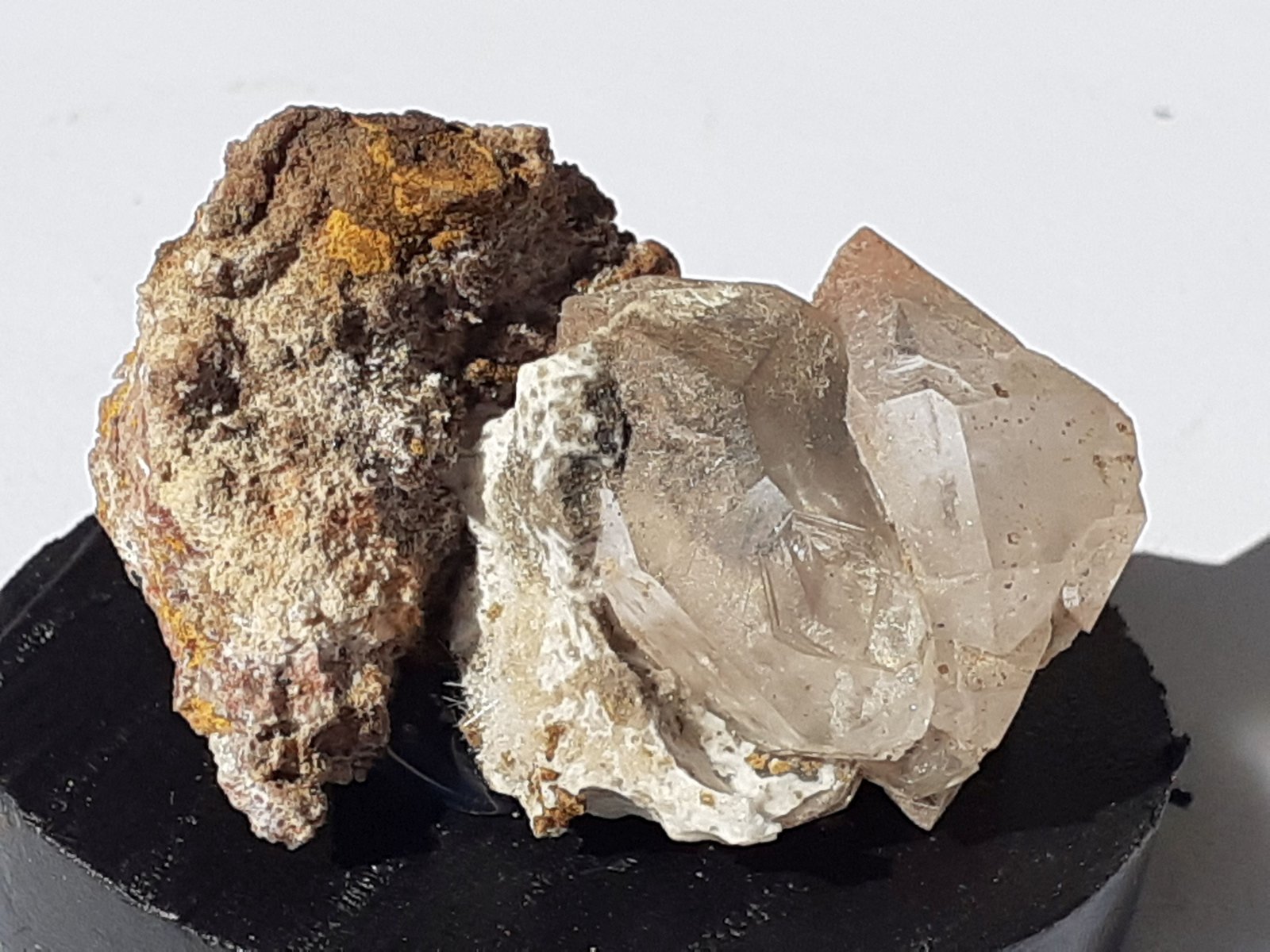 Quartz, Dawsonite
3,5 x 2,5 cm
(Autor: Volkmar Stingl)