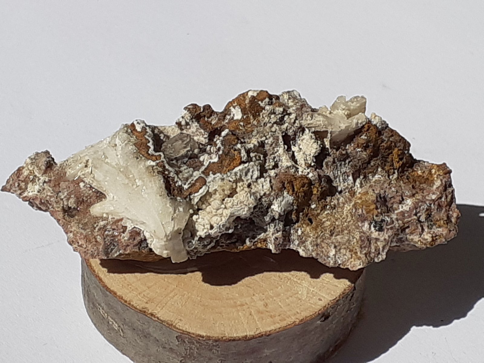 Quartz, Aragonite, Nordstrandite
6 x 2,5 cm
(Autor: Volkmar Stingl)