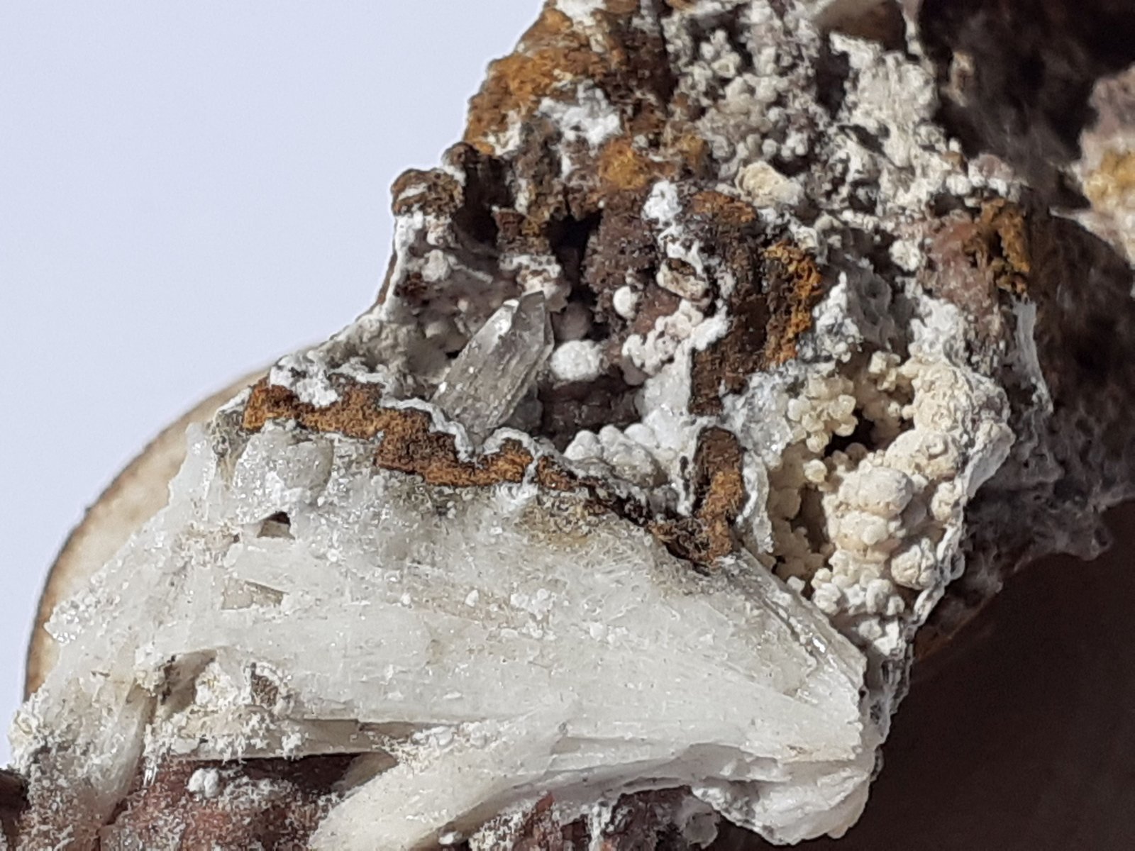 Quartz, Aragonite, Nordstrandite
6 x 2,5 cm
(Autor: Volkmar Stingl)
