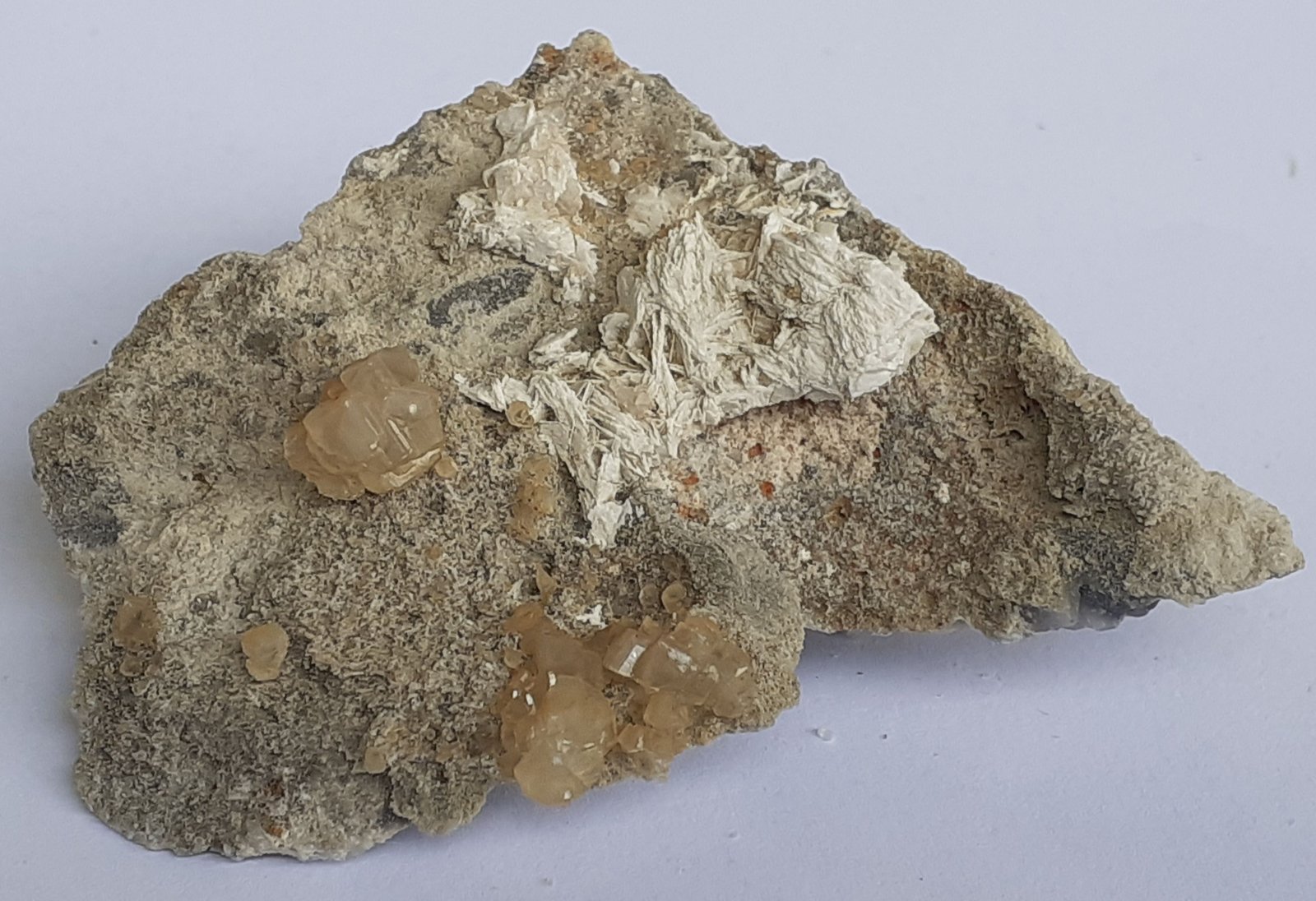 Calcite, Baryte
6 x 5,5 cm
(Autor: Volkmar Stingl)