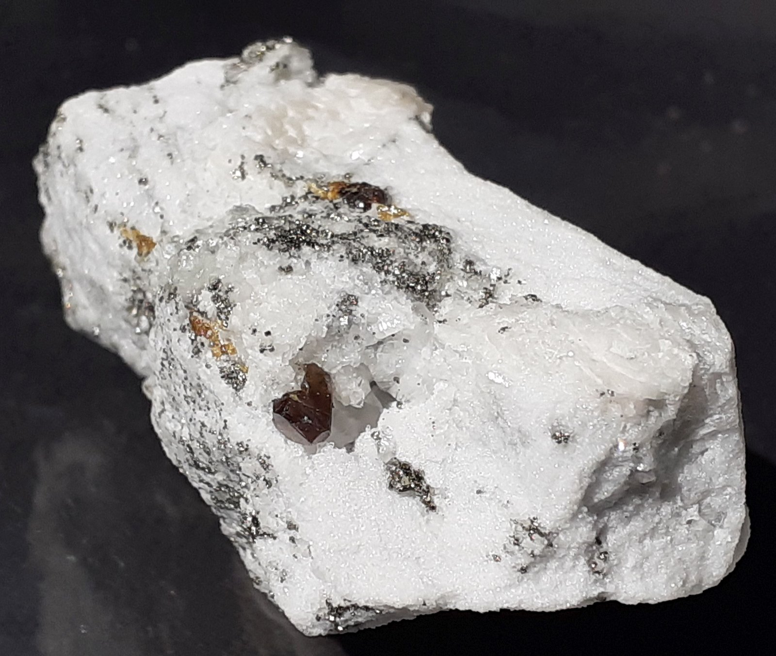Sphalerite, Pyrite
4,5 x 2 cm
(Autor: Volkmar Stingl)