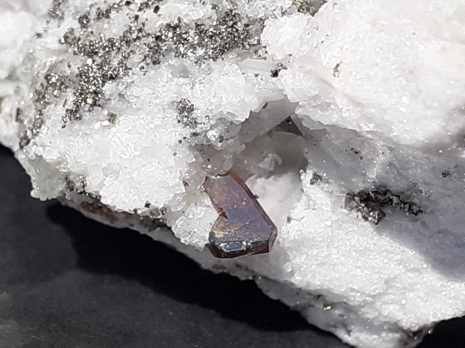 Sphalerite, Pyrite
4,5 x 2 cm
(Autor: Volkmar Stingl)