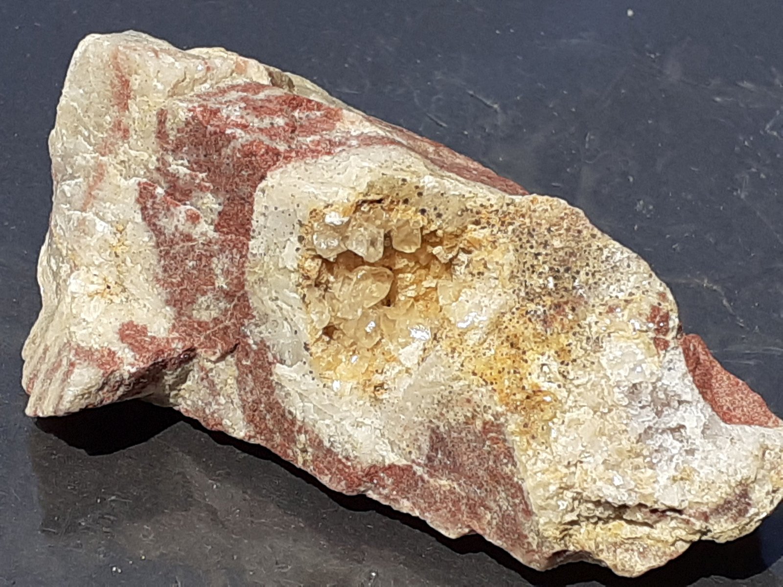 Calcite, Dolomite
6 x 3,5 cm
(Autor: Volkmar Stingl)
