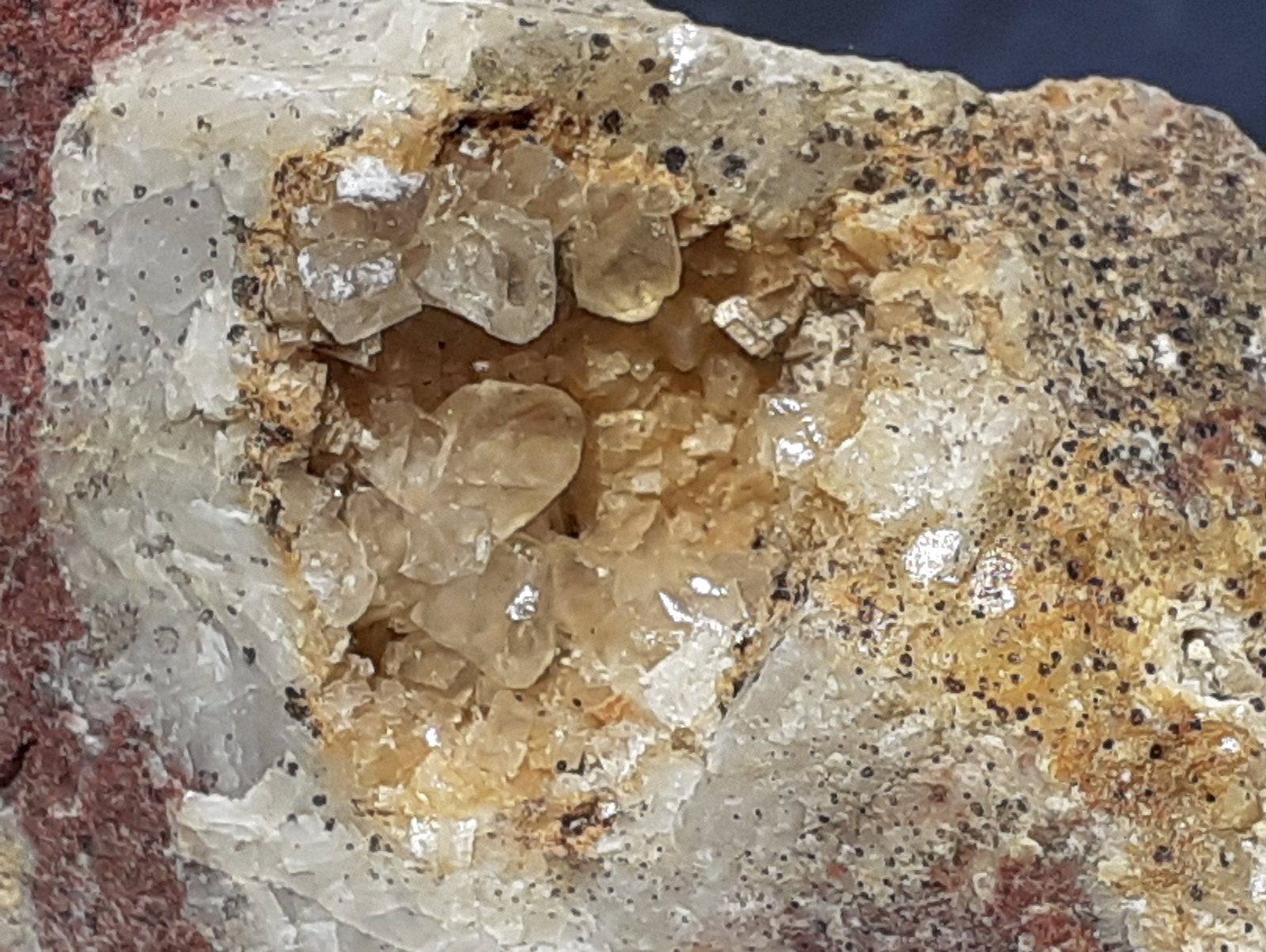 Calcite, Dolomite
6 x 3,5 cm
(Autor: Volkmar Stingl)
