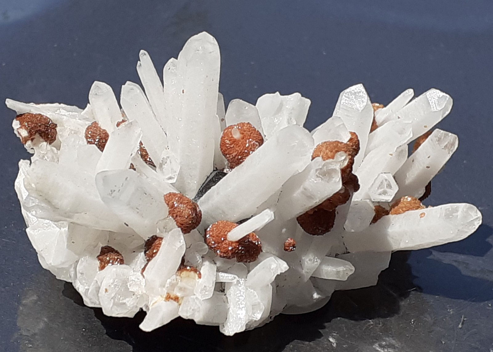 Quartz (variety Milky Quartz), Siderite, Sphalerite
5 x 3,5 cm
(Autor: Volkmar Stingl)