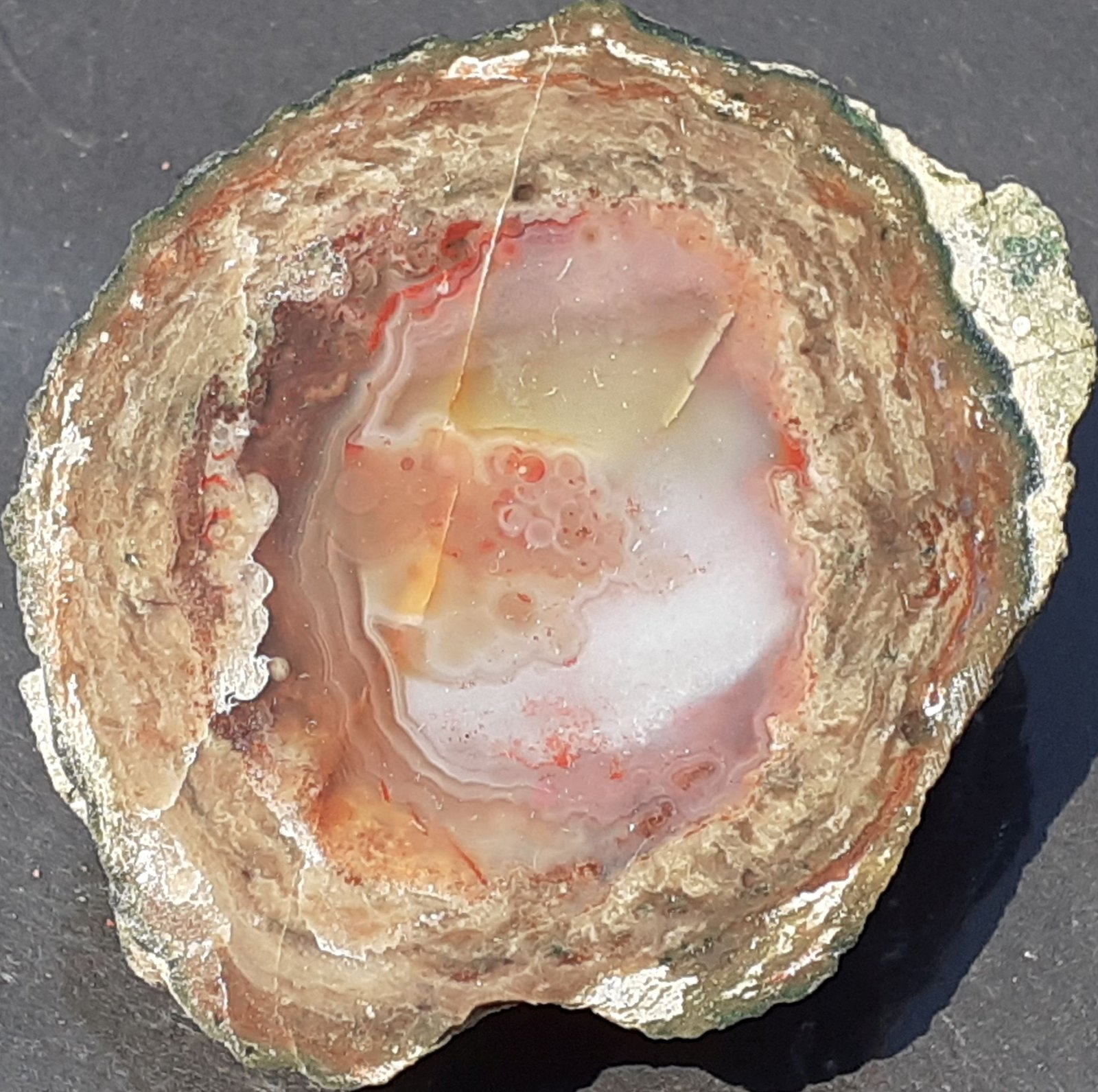Quartz (variety Agate)
4,2 x 3,6 cm
(Autor: Volkmar Stingl)