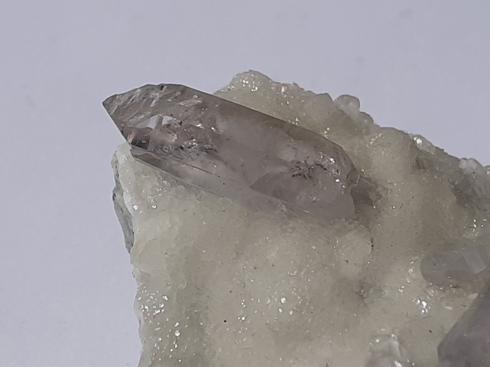 Quartz (variety Amethyst), Calcite
4 x 3 cm
(Autor: Volkmar Stingl)