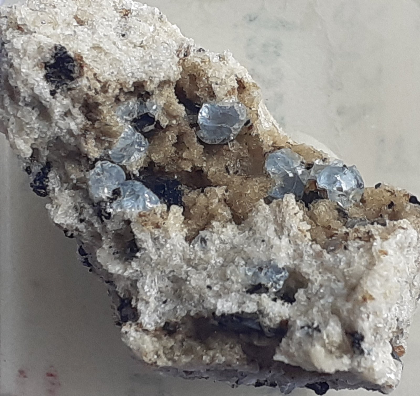 Hauyne
2,3 x 1,3 cm
(Autor: Volkmar Stingl)