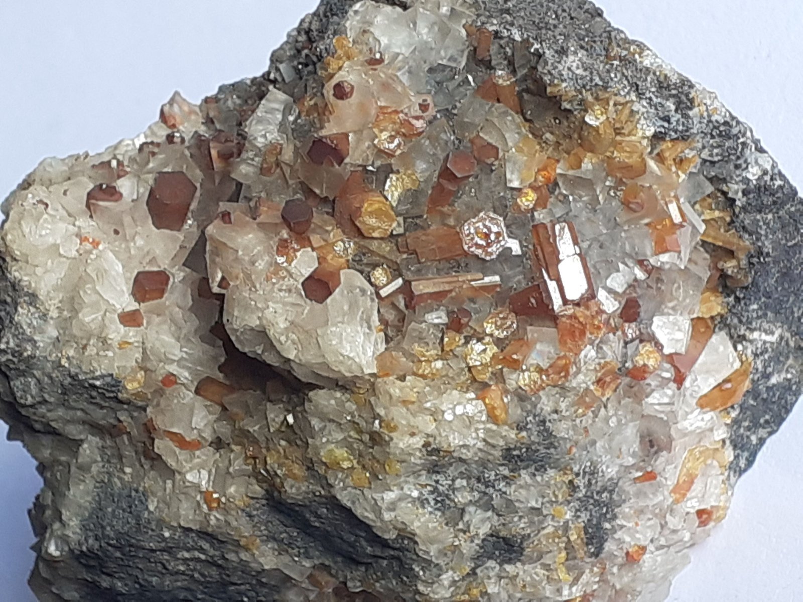 Vanadinite, Dolomite
7 x 4,5 cm
(Autor: Volkmar Stingl)