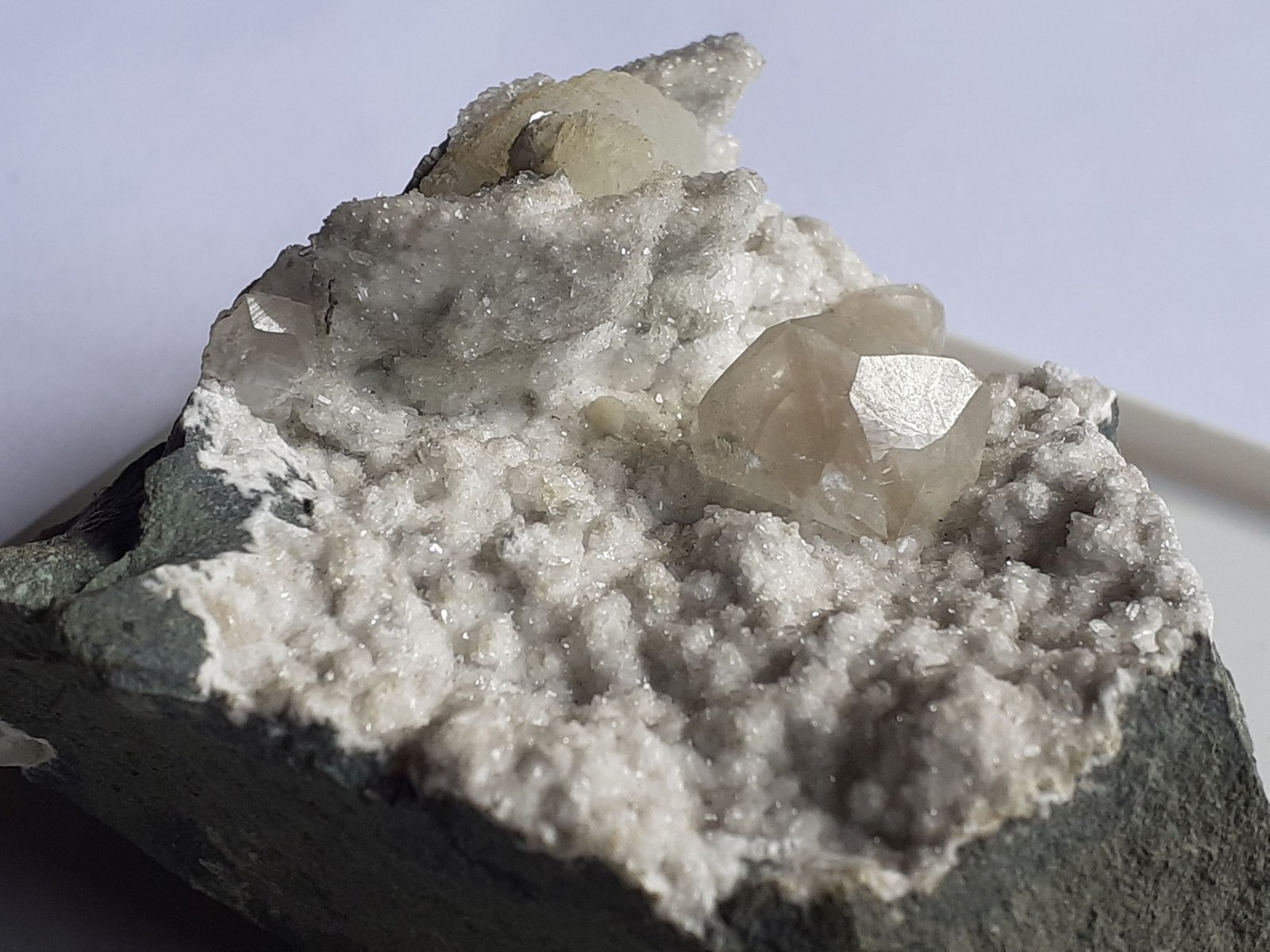 Apophyllite, Prehnite, Gyrolite, Quartz
6,5 x 5 cm
(Autor: Volkmar Stingl)