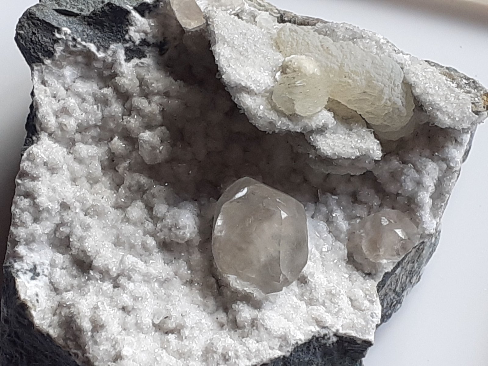 Apophyllite, Prehnite, Gyrolite, Quartz
6,5 x 5 cm
(Autor: Volkmar Stingl)