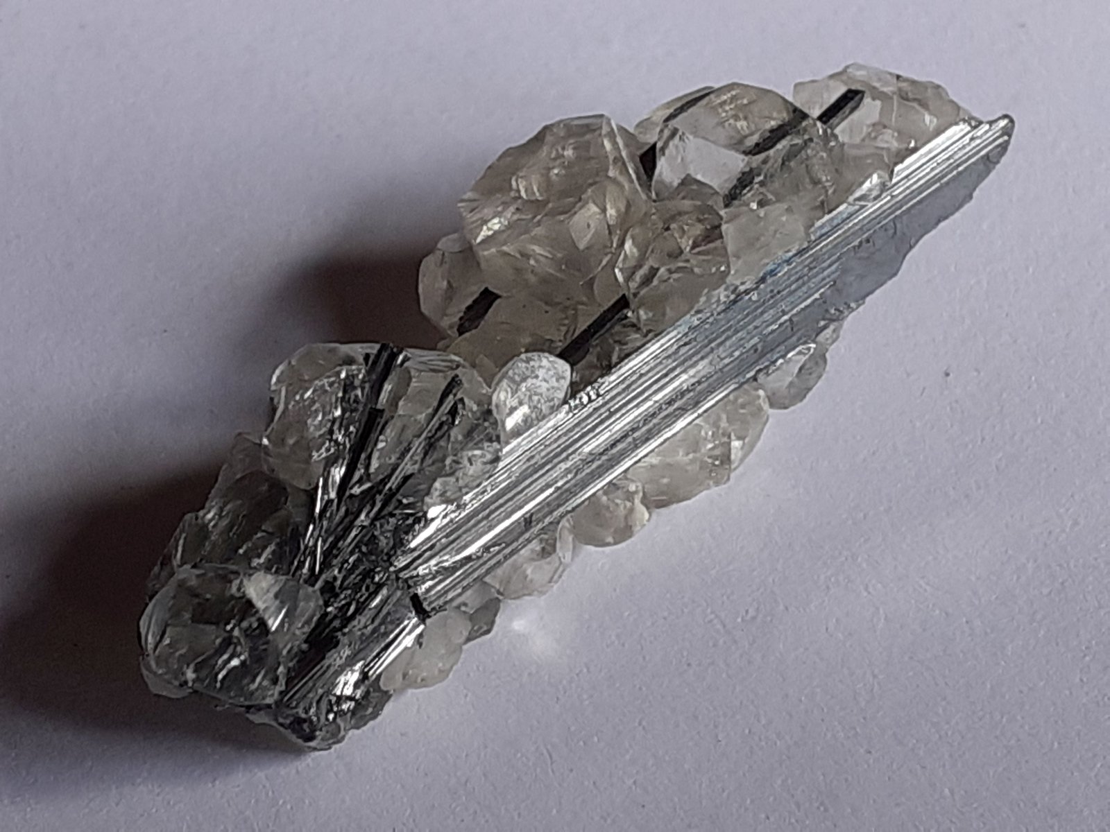 Stibnite, Calcite
4 x 1,5 cm
(Autor: Volkmar Stingl)