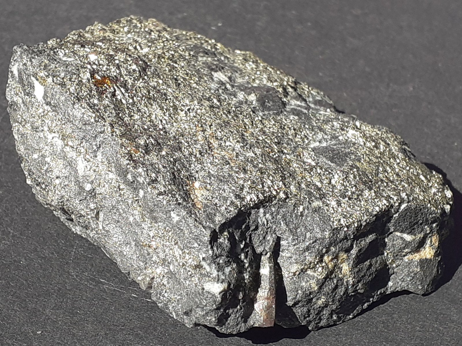 Corundum (variety ruby), Pyrite
6,5 x 5,5 cm
(Autor: Volkmar Stingl)