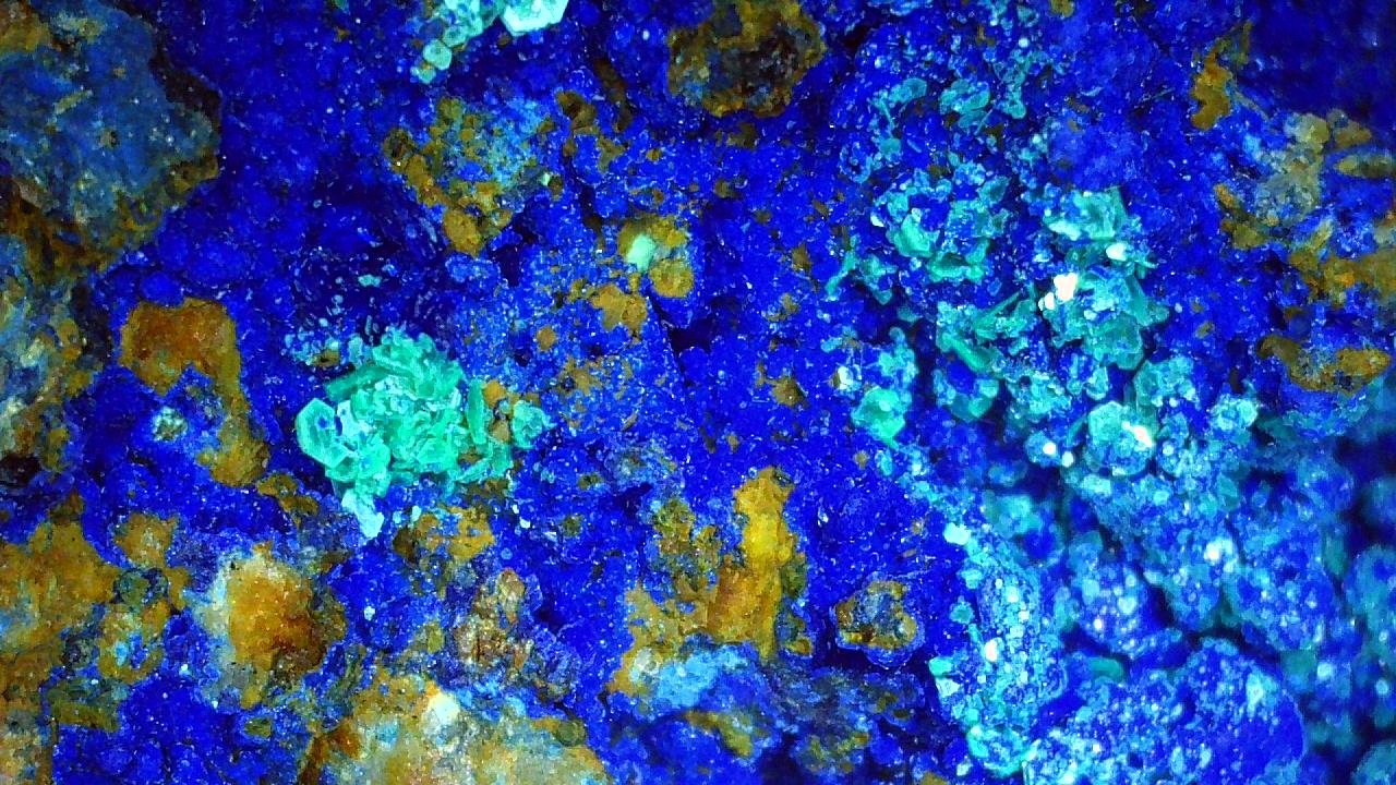 Azurite, Chalcophyllite
3,5 x 3 cm
(Autor: Volkmar Stingl)